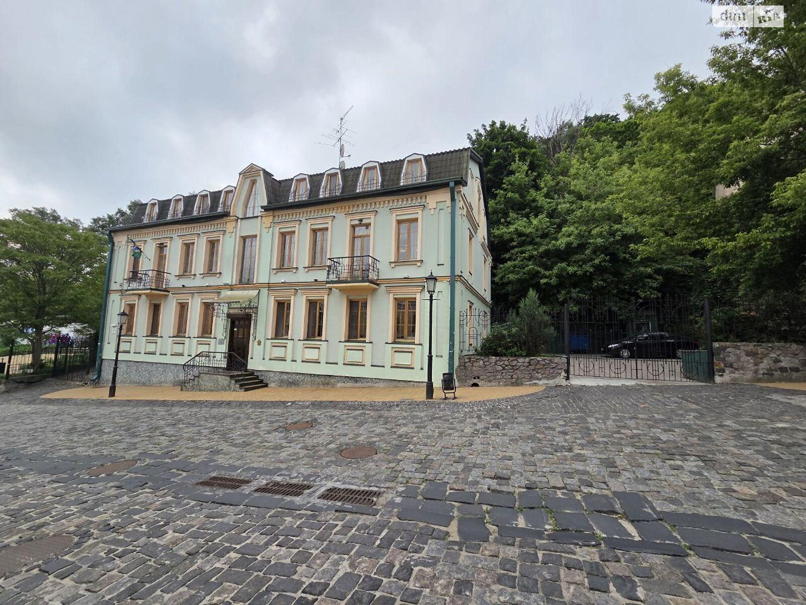 трехэтажный дом, 570 кв. м, кирпич. Продажа в Киеве район Подол фото 1 трехэтажный дом, 570 кв. м, кирпич. Продажа в Киеве район Подол фото 1