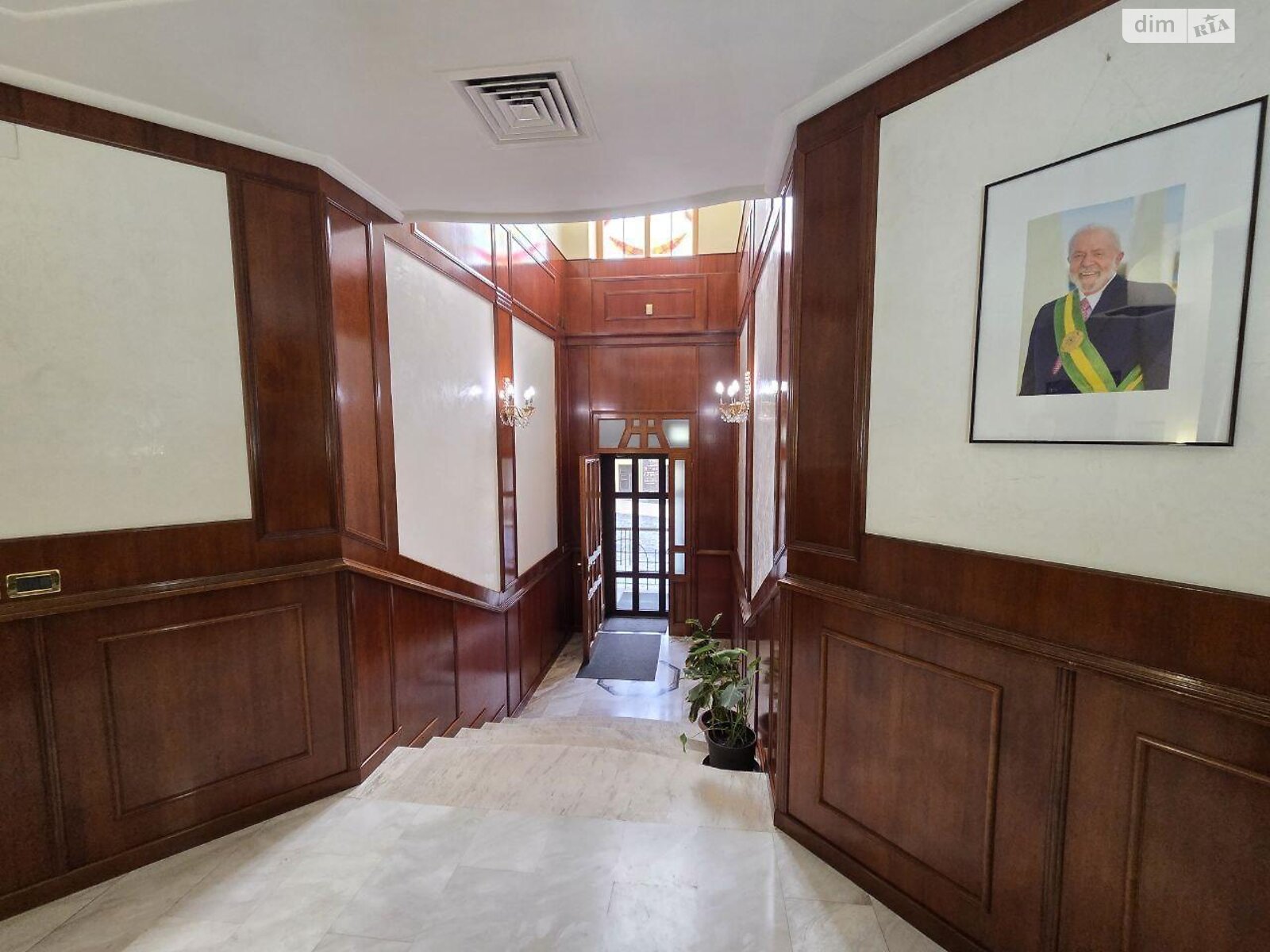 трехэтажный дом, 570 кв. м, кирпич. Продажа в Киеве район Подол фото 1 трехэтажный дом, 570 кв. м, кирпич. Продажа в Киеве район Подол фото 1
