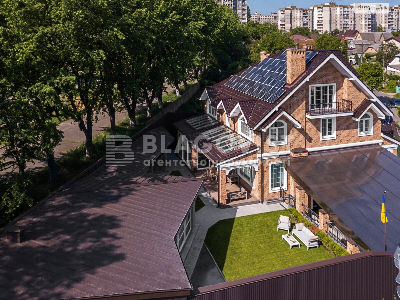 трехэтажный дом с верандой, 640 кв. м, кирпич. Продажа в Киеве район Подольский фото 1 трехэтажный дом с верандой, 640 кв. м, кирпич. Продажа в Киеве район Подольский фото 1