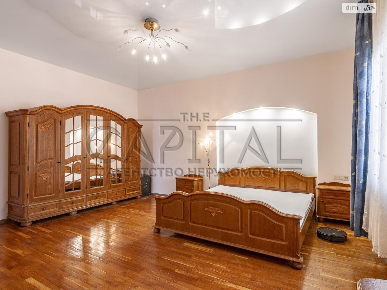 трехэтажный дом с гаражом, 512 кв. м, кирпич. Продажа в Киеве район Подольский фото 1 трехэтажный дом с гаражом, 512 кв. м, кирпич. Продажа в Киеве район Подольский фото 1