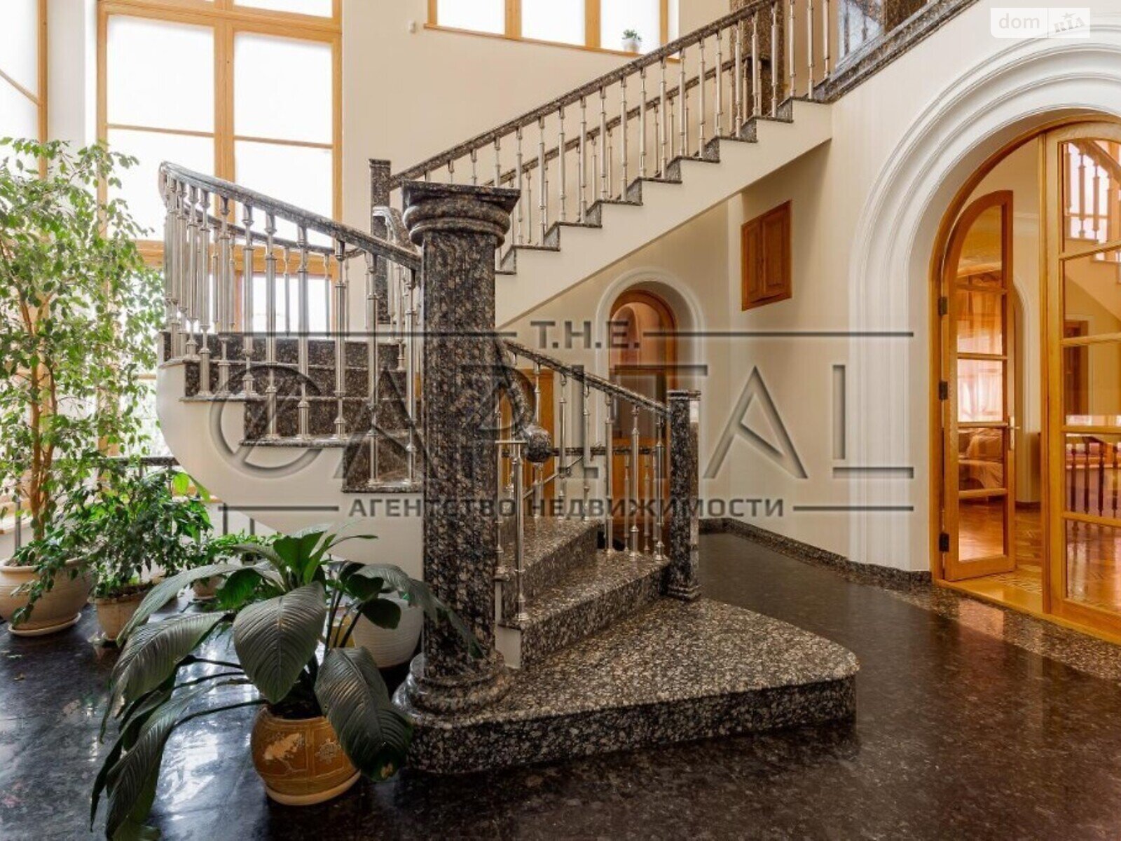 четырехэтажный дом, 800 кв. м, кирпич. Продажа в Киеве район Подольский фото 1 четырехэтажный дом, 800 кв. м, кирпич. Продажа в Киеве район Подольский фото 1