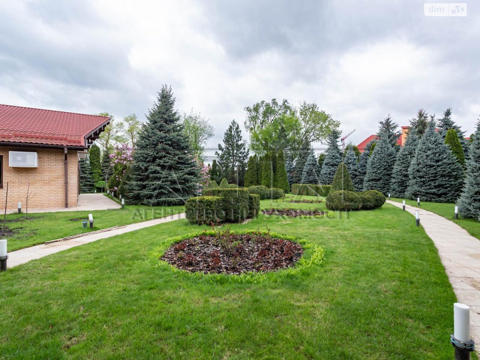 триповерховий будинок з балконом, 1000 кв. м, цегла. Продаж у Києві фото 1 триповерховий будинок з балконом, 1000 кв. м, цегла. Продаж у Києві фото 1