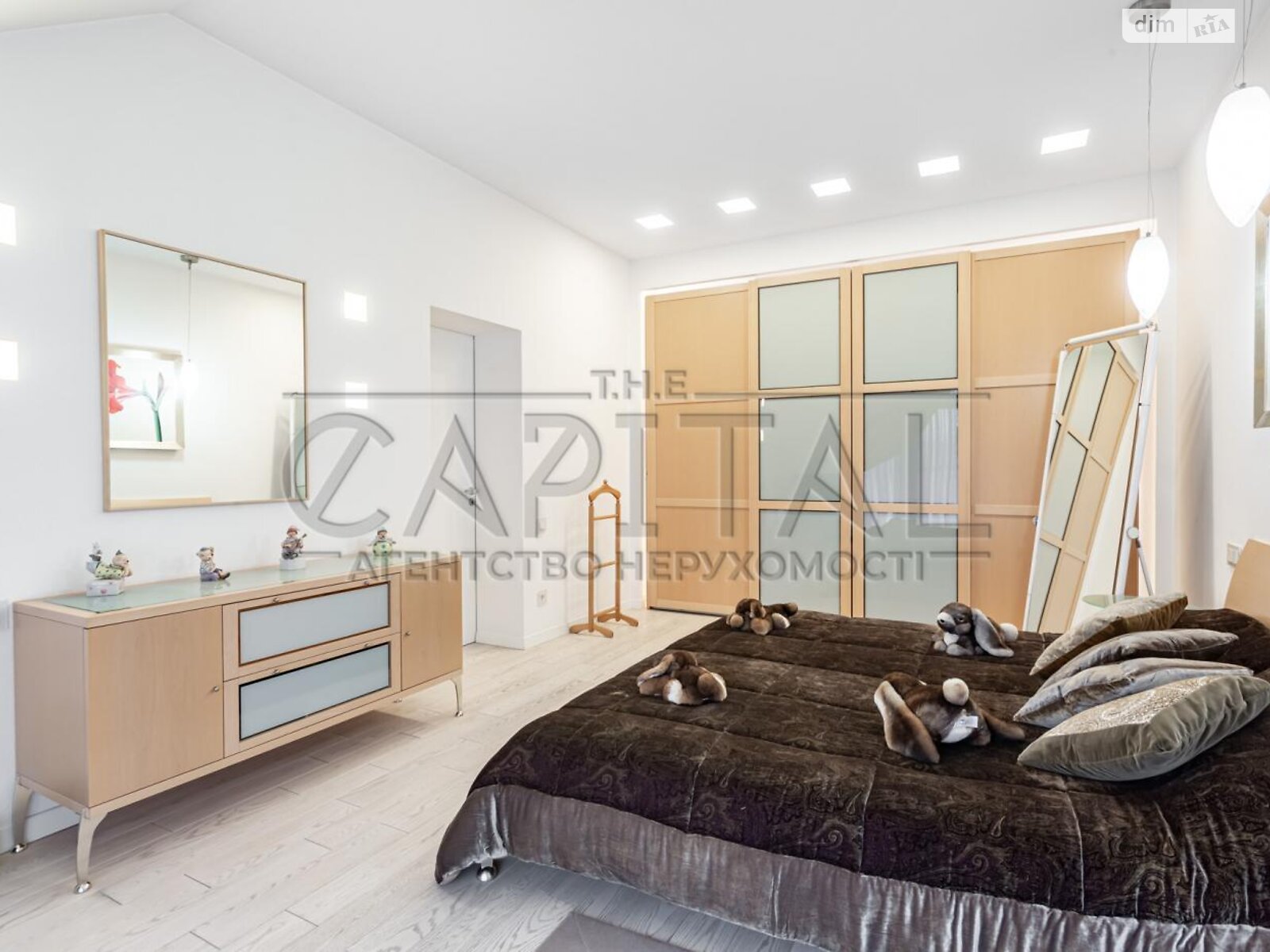 триповерховий будинок з балконом, 1000 кв. м, цегла. Продаж у Києві фото 1 триповерховий будинок з балконом, 1000 кв. м, цегла. Продаж у Києві фото 1