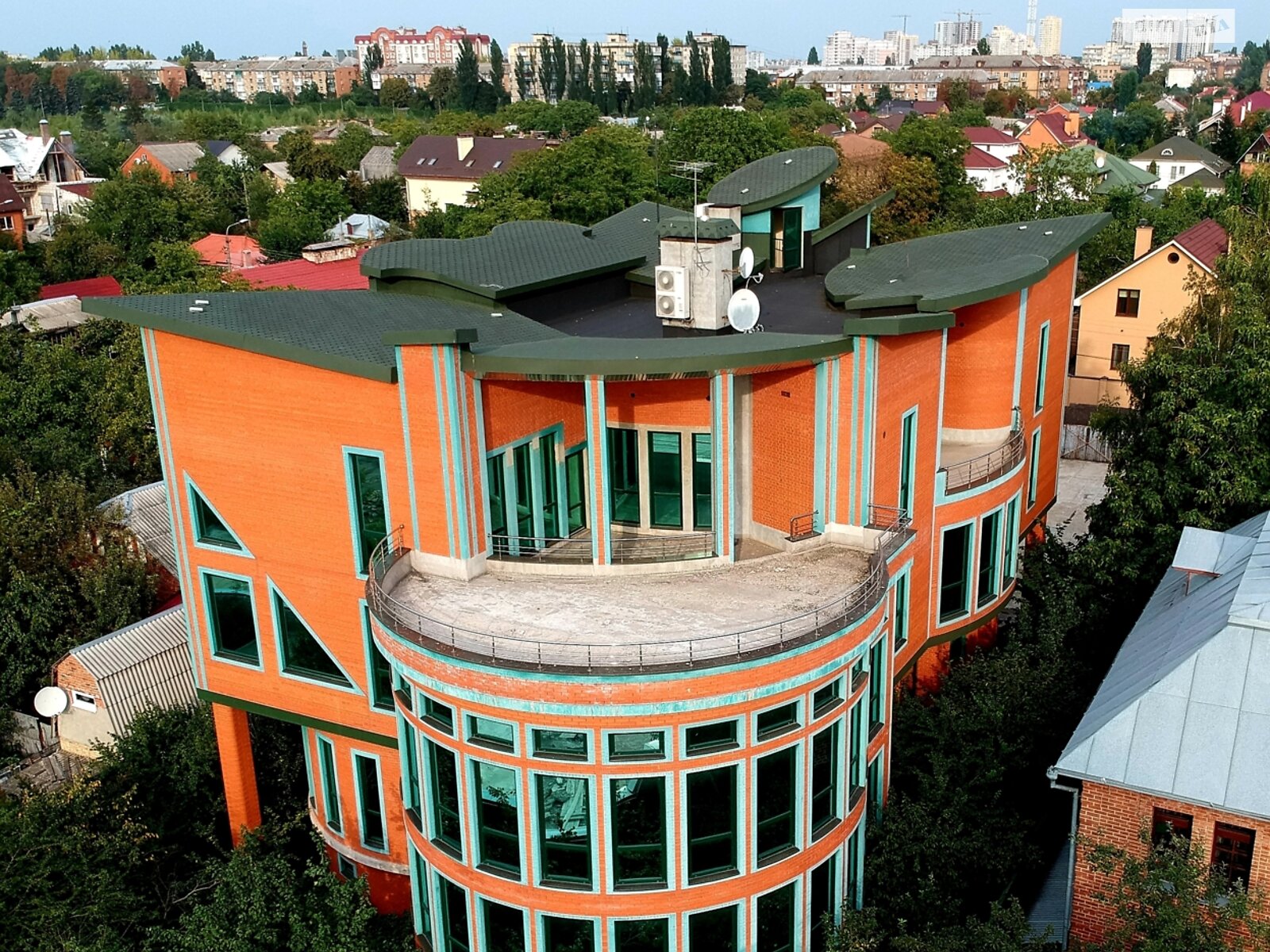 четырехэтажный дом с верандой, 1500 кв. м, кирпич. Продажа в Киеве район Шевченковский фото 1 четырехэтажный дом с верандой, 1500 кв. м, кирпич. Продажа в Киеве район Шевченковский фото 1