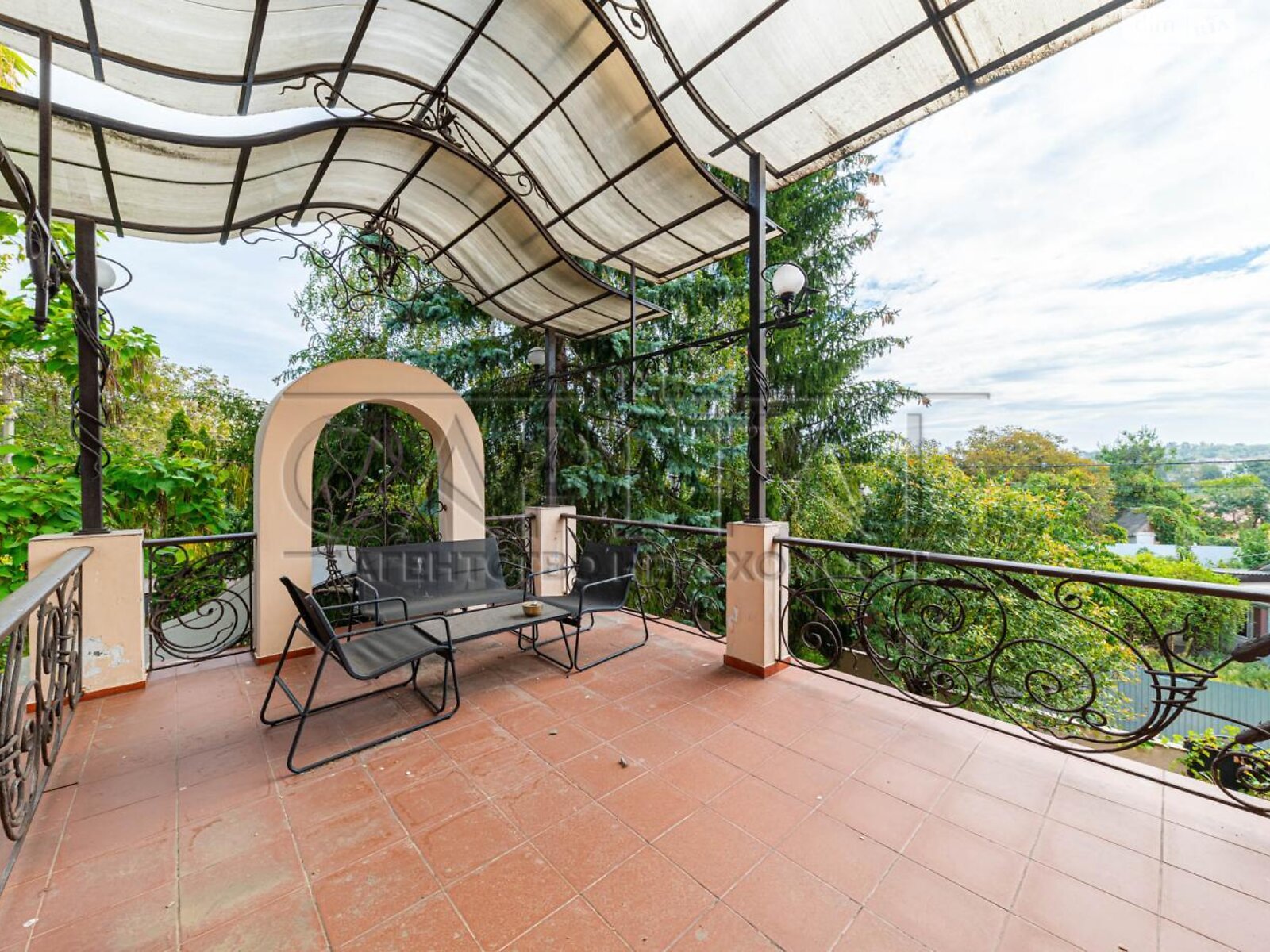 трехэтажный дом с верандой, 600 кв. м, кирпич. Продажа в Киеве район Соломенский фото 1