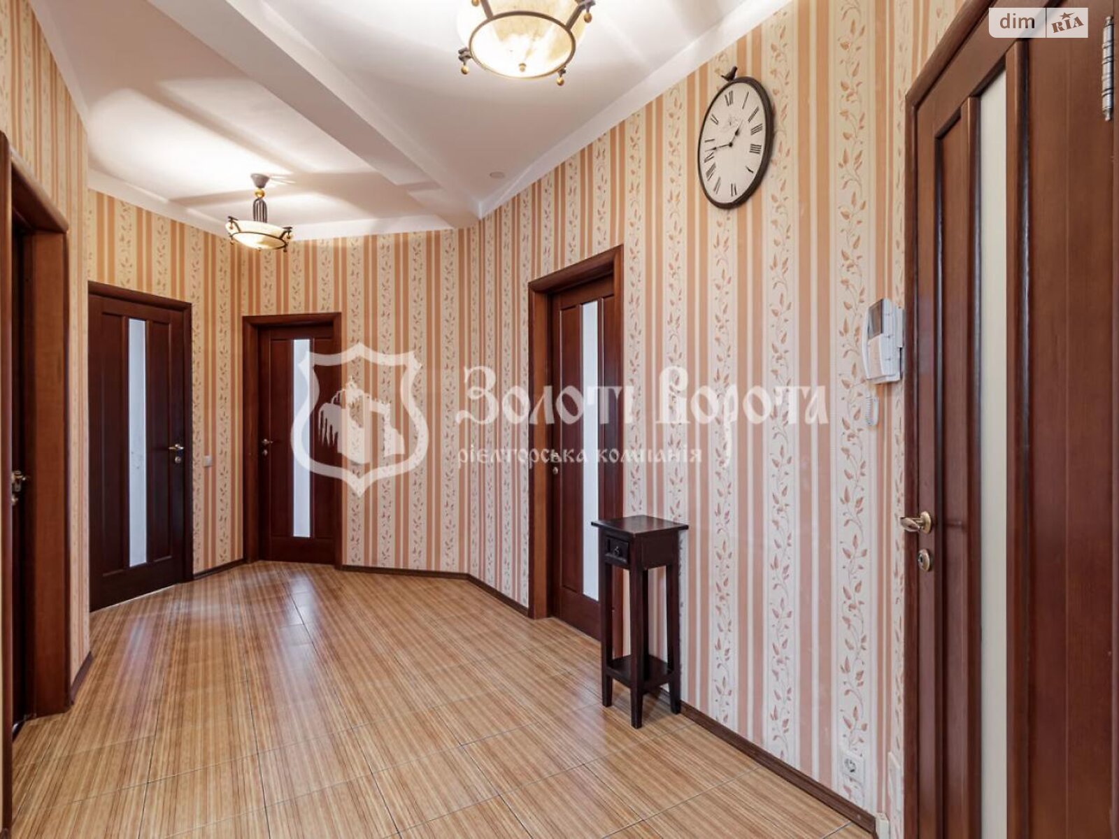 триповерховий будинок, 373.8 кв. м, кирпич. Продаж в Києві, район Святошинський фото 1 триповерховий будинок, 373.8 кв. м, кирпич. Продаж в Києві, район Святошинський фото 1