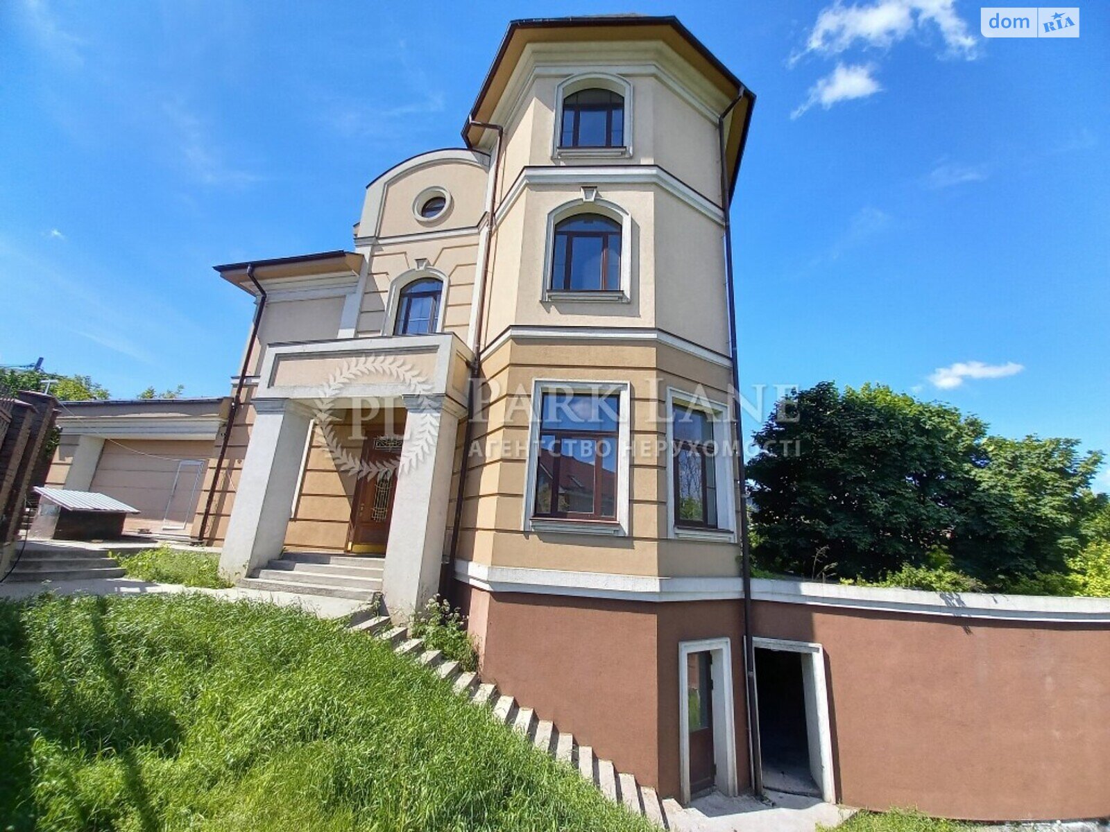 двухэтажный дом с мансардой, 800 кв. м, кирпич. Продажа в Киеве район Зверинец фото 1