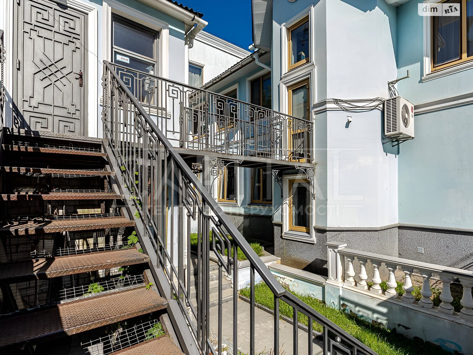 триповерховий будинок з балконом, 460 кв. м, цегла. Продаж в Києві, район Звіринець фото 1 триповерховий будинок з балконом, 460 кв. м, цегла. Продаж в Києві, район Звіринець фото 1