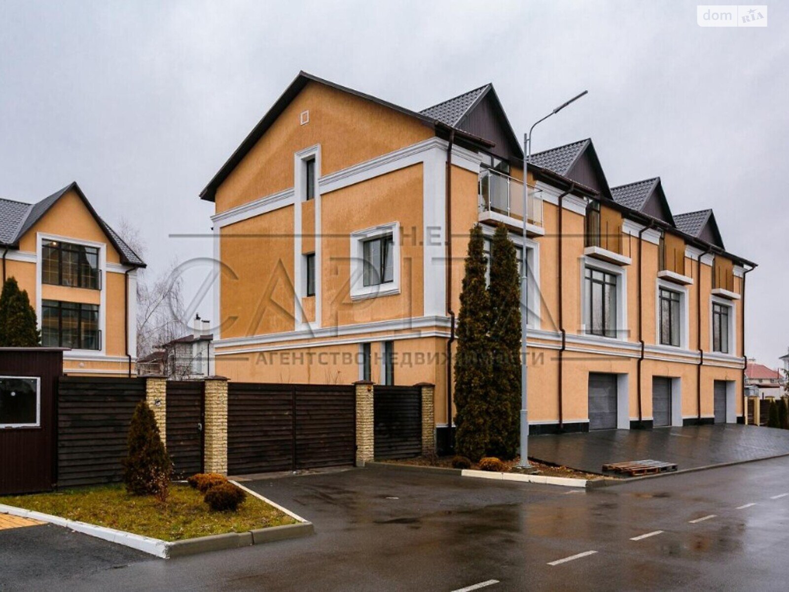трехэтажный дом с гаражом, 200 кв. м, кирпич. Продажа в Козине фото 1 трехэтажный дом с гаражом, 200 кв. м, кирпич. Продажа в Козине фото 1