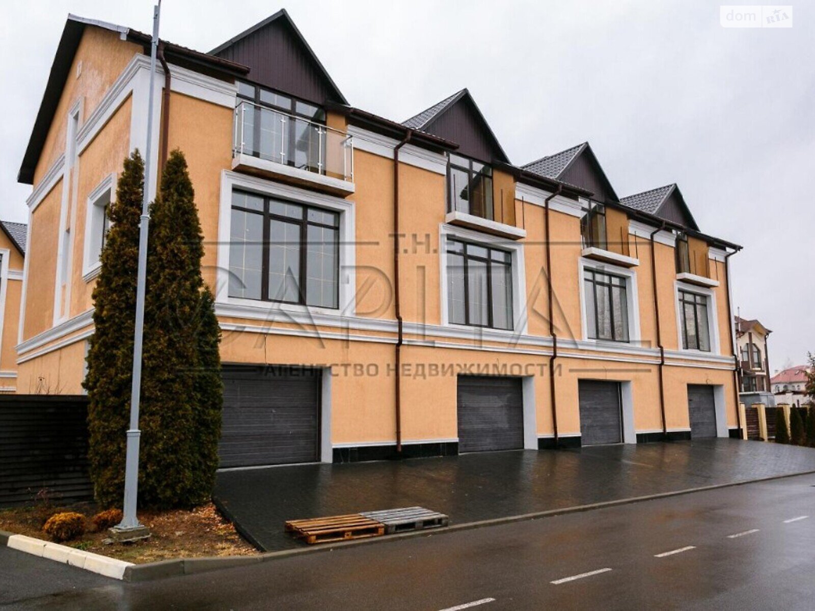 трехэтажный дом с гаражом, 200 кв. м, кирпич. Продажа в Козине фото 1 трехэтажный дом с гаражом, 200 кв. м, кирпич. Продажа в Козине фото 1
