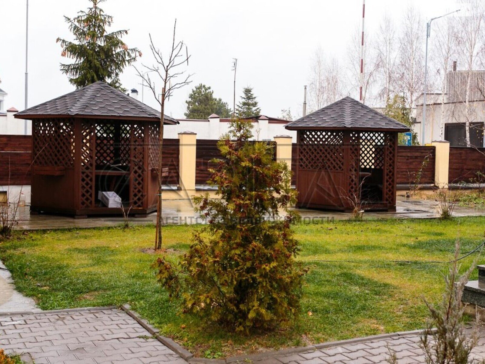 трехэтажный дом с гаражом, 200 кв. м, кирпич. Продажа в Козине фото 1 трехэтажный дом с гаражом, 200 кв. м, кирпич. Продажа в Козине фото 1