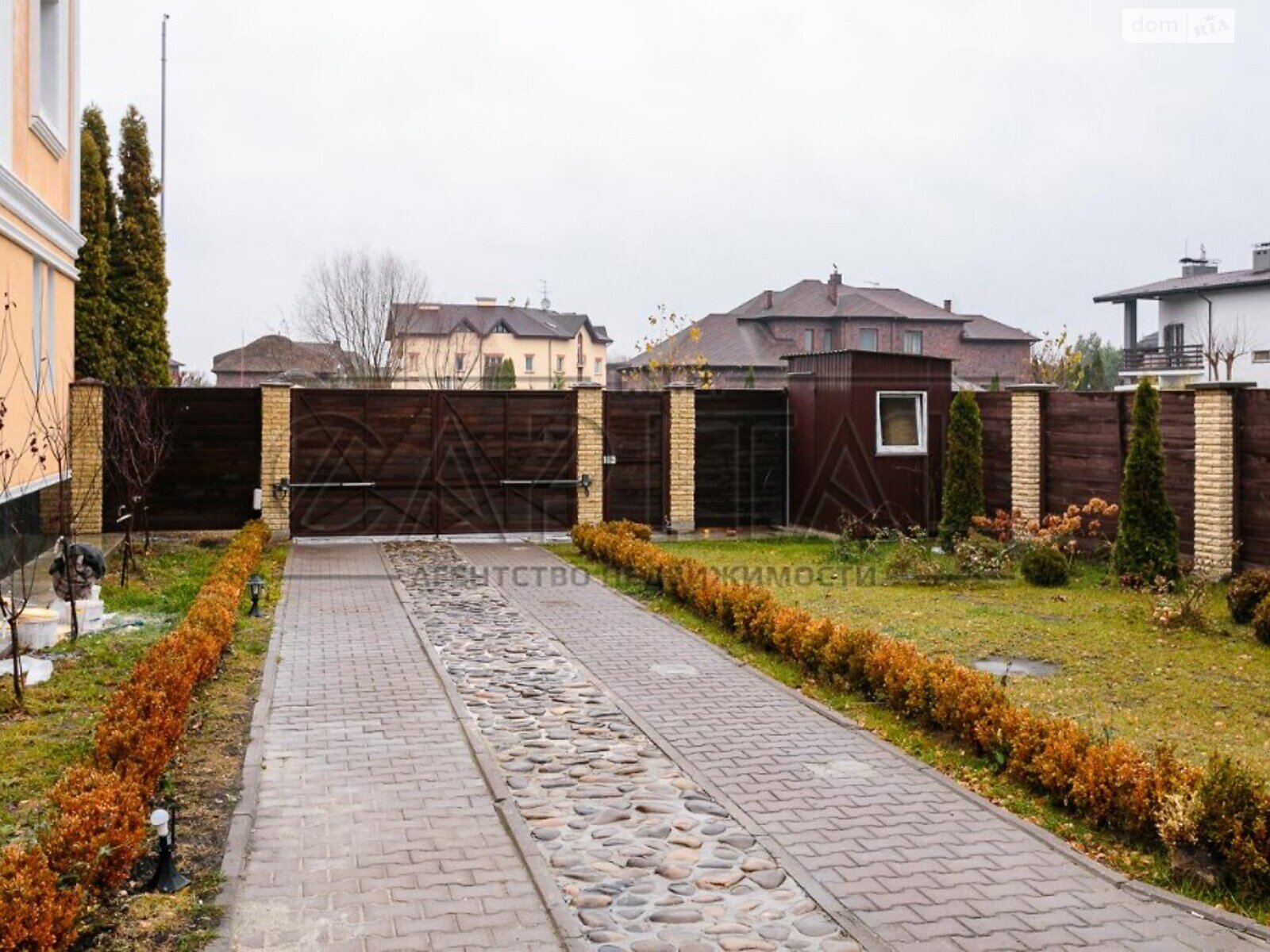 трехэтажный дом с гаражом, 200 кв. м, кирпич. Продажа в Козине фото 1 трехэтажный дом с гаражом, 200 кв. м, кирпич. Продажа в Козине фото 1