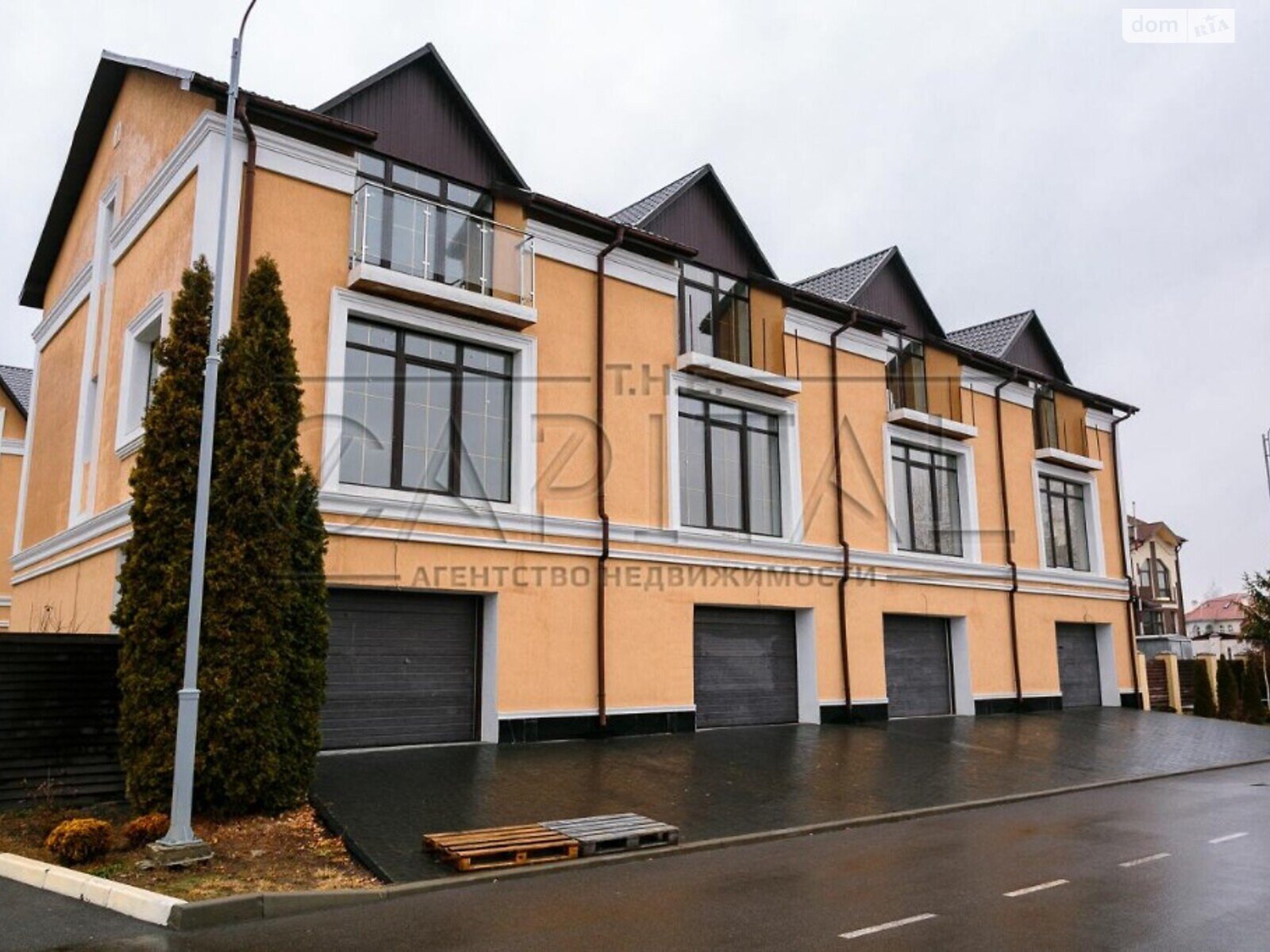 трехэтажный дом с гаражом, 200 кв. м, кирпич. Продажа в Козине фото 1 трехэтажный дом с гаражом, 200 кв. м, кирпич. Продажа в Козине фото 1