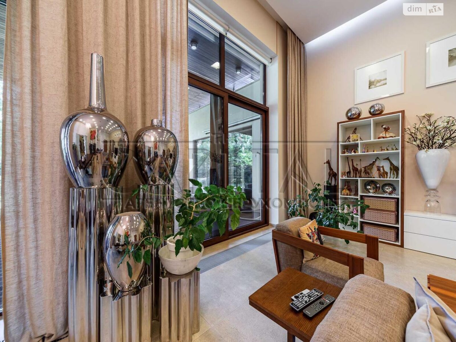 одноэтажный дом с гаражом, 530 кв. м, кирпич. Продажа в Киеве район Оболонский фото 1 одноэтажный дом с гаражом, 530 кв. м, кирпич. Продажа в Киеве район Оболонский фото 1