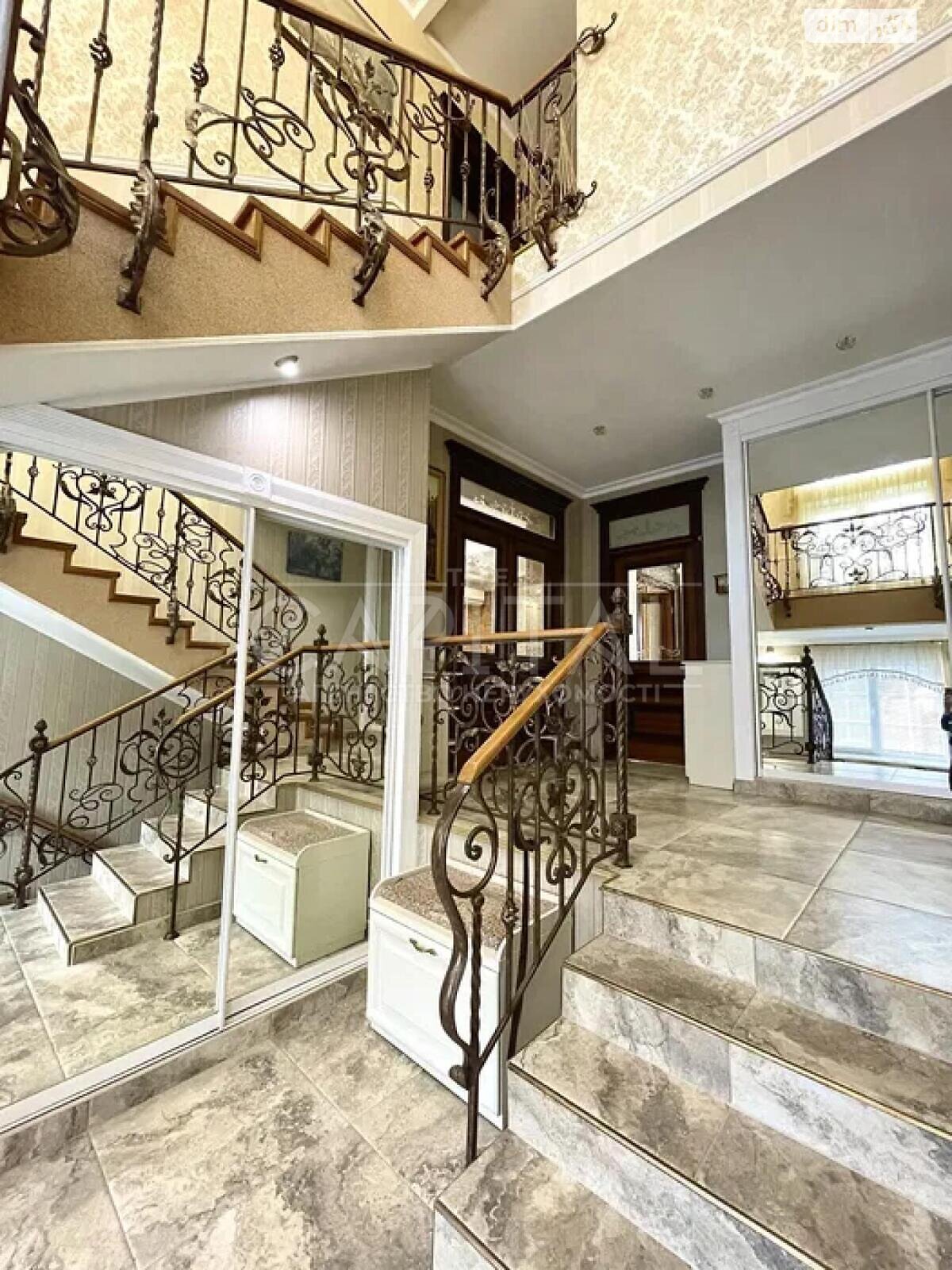 трехэтажный дом с гаражом, 430 кв. м, кирпич. Продажа в Киеве фото 1