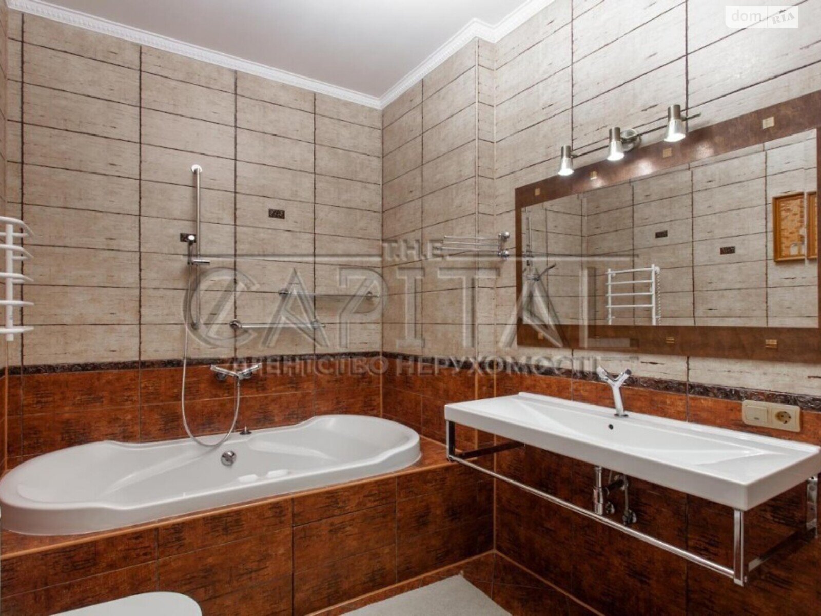 трехэтажный дом, 214 кв. м, кирпич. Продажа в Чайках фото 1