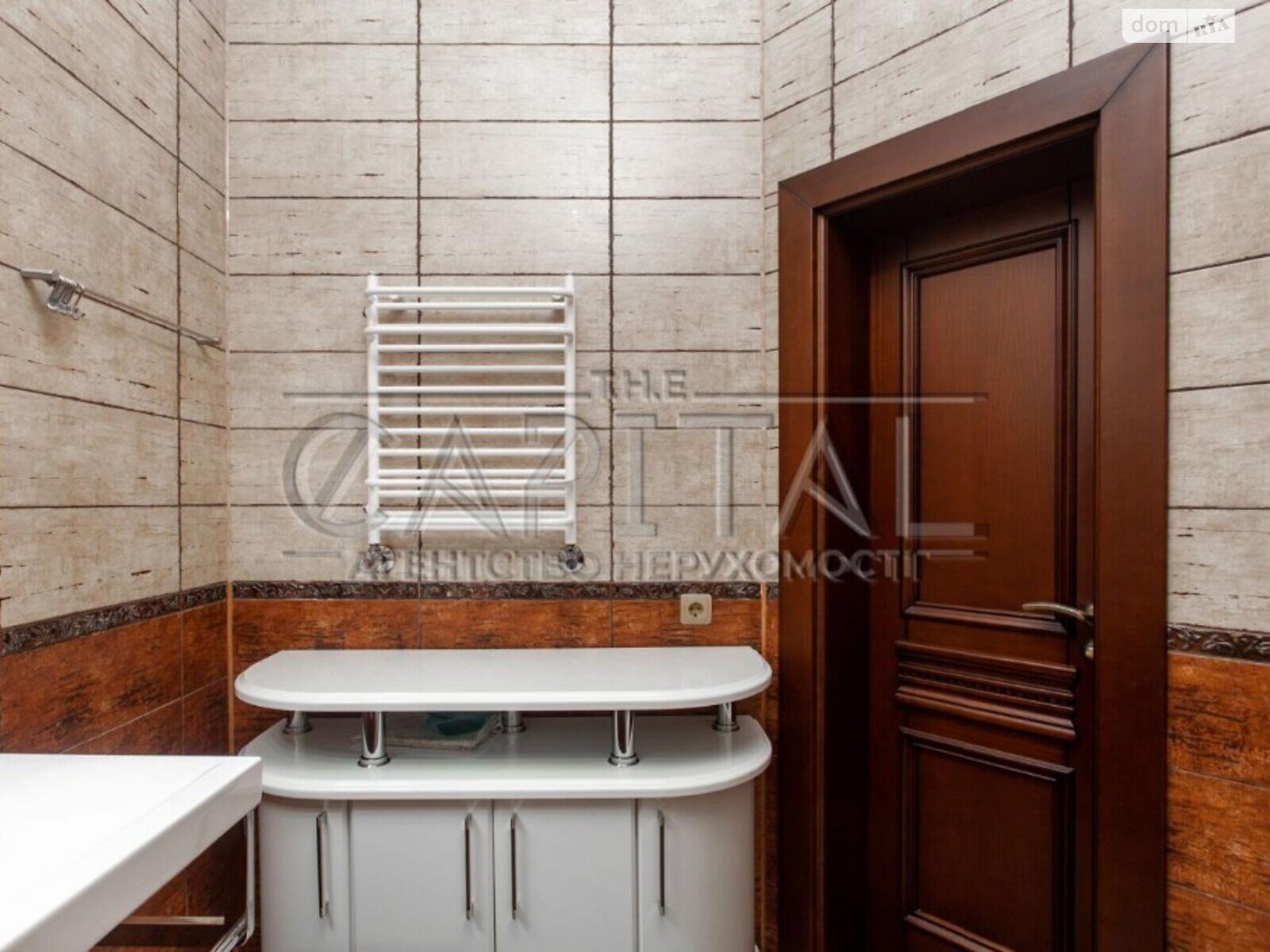 трехэтажный дом, 214 кв. м, кирпич. Продажа в Чайках фото 1