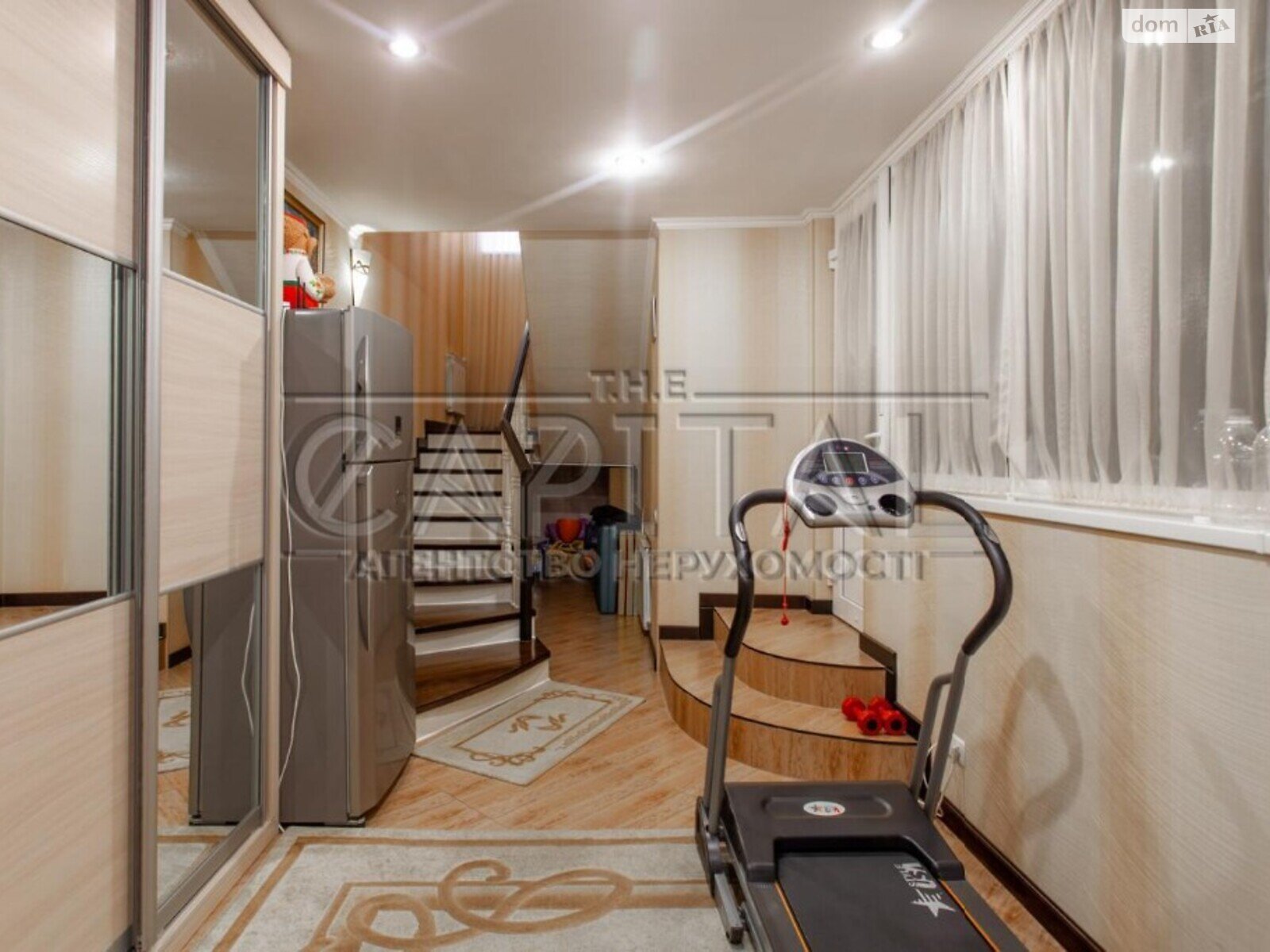 трехэтажный дом, 214 кв. м, кирпич. Продажа в Чайках фото 1