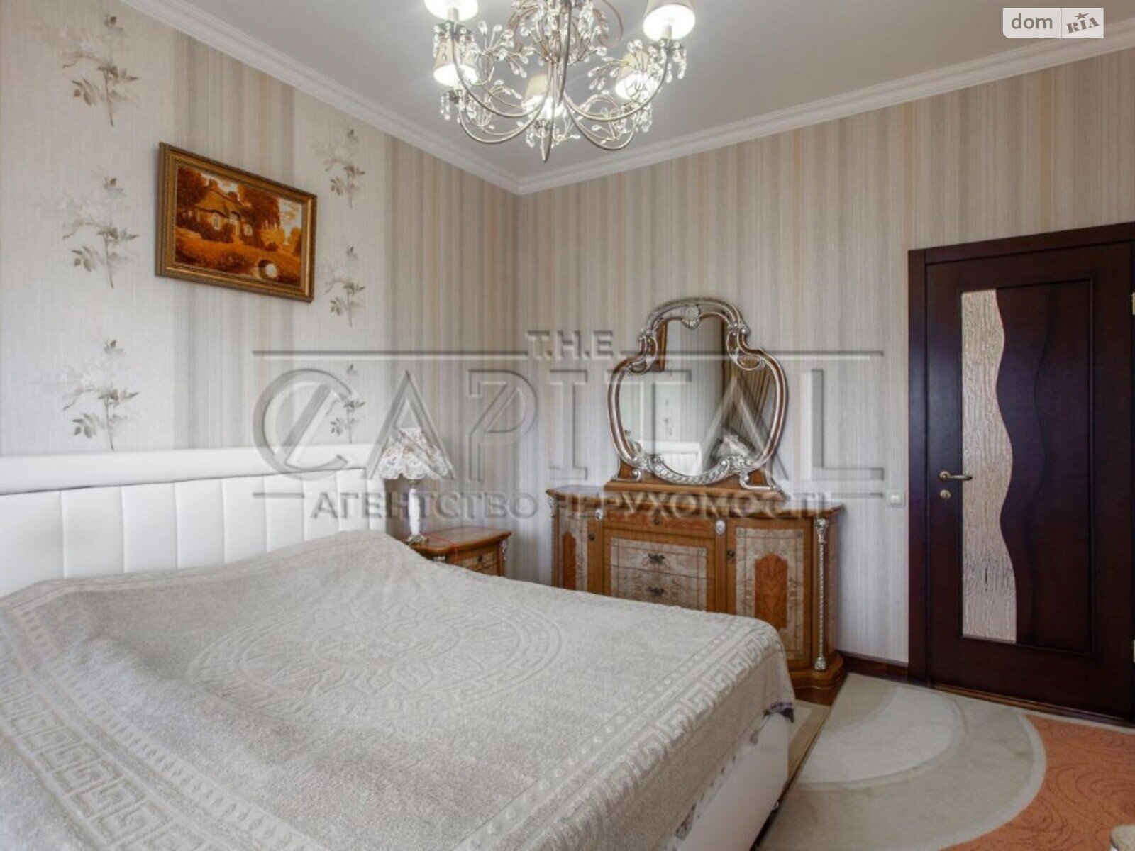 трехэтажный дом, 214 кв. м, кирпич. Продажа в Чайках фото 1