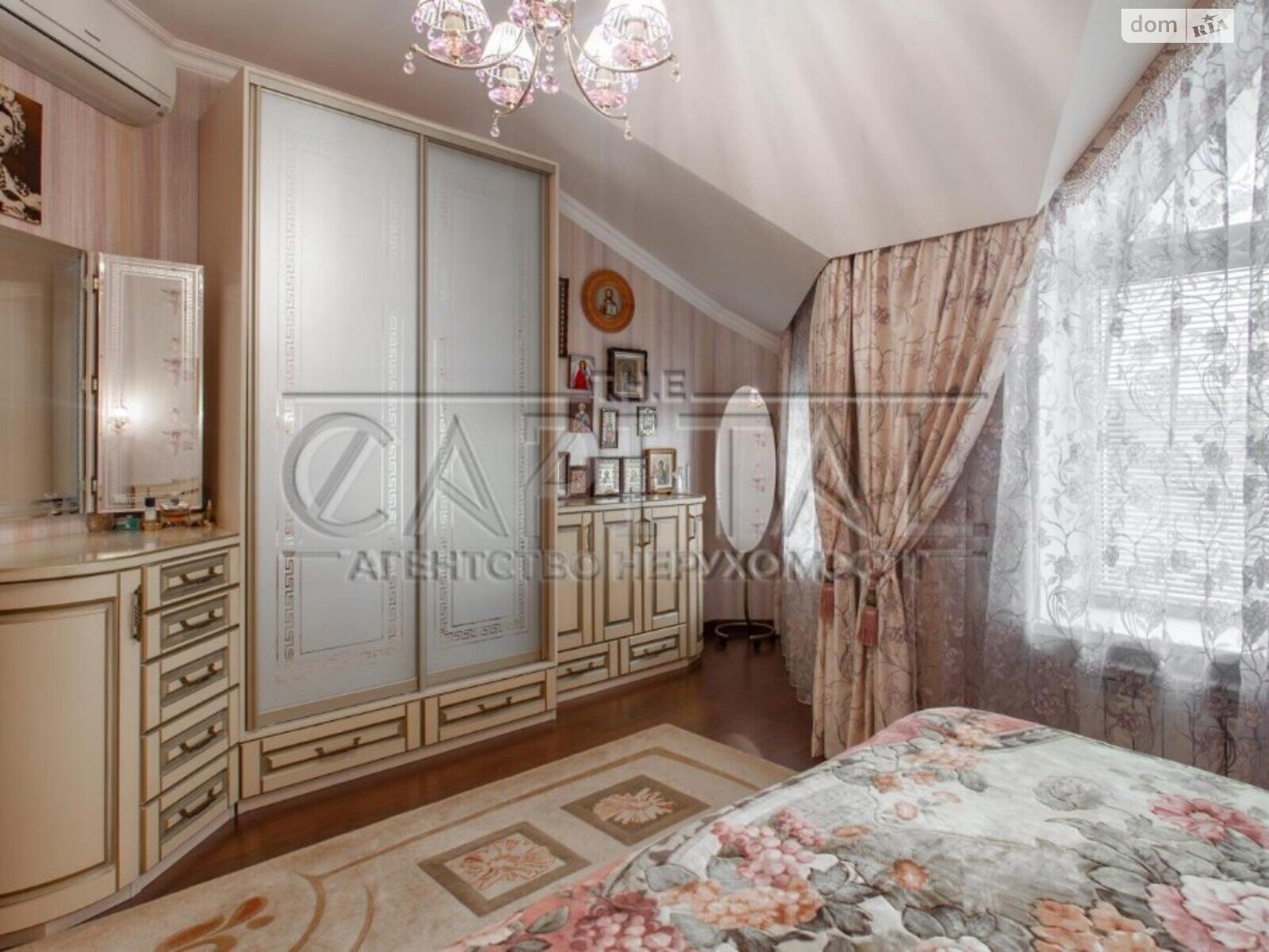 трехэтажный дом, 214 кв. м, кирпич. Продажа в Чайках фото 1