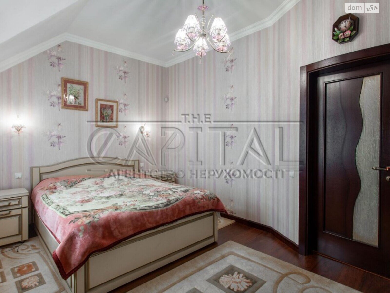 трехэтажный дом, 214 кв. м, кирпич. Продажа в Чайках фото 1