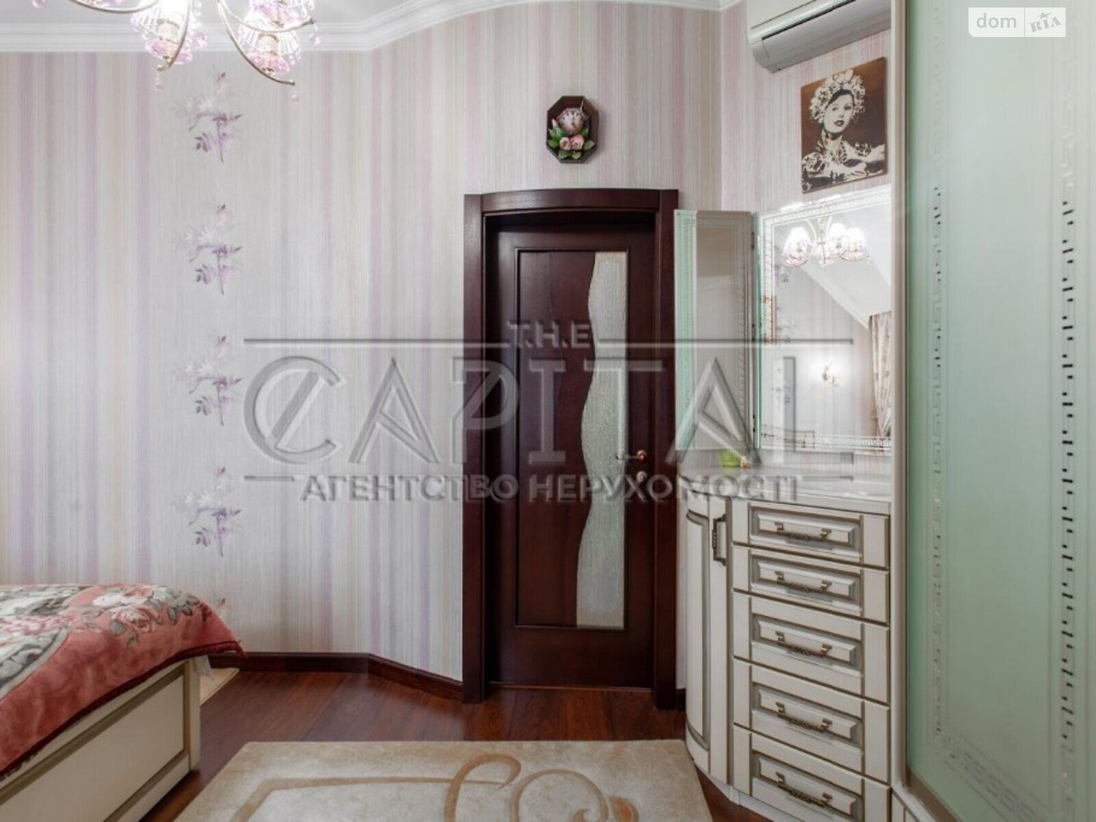 трехэтажный дом, 214 кв. м, кирпич. Продажа в Чайках фото 1