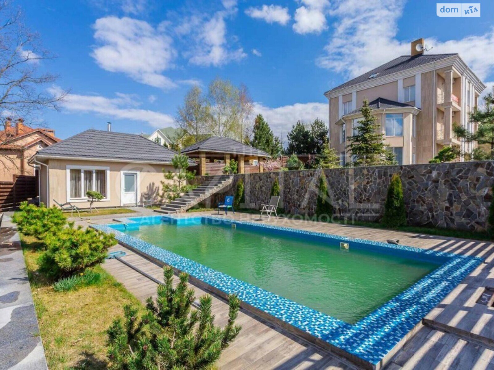 трехэтажный дом с балконом, 610 кв. м, кирпич. Продажа в Лесниках фото 1