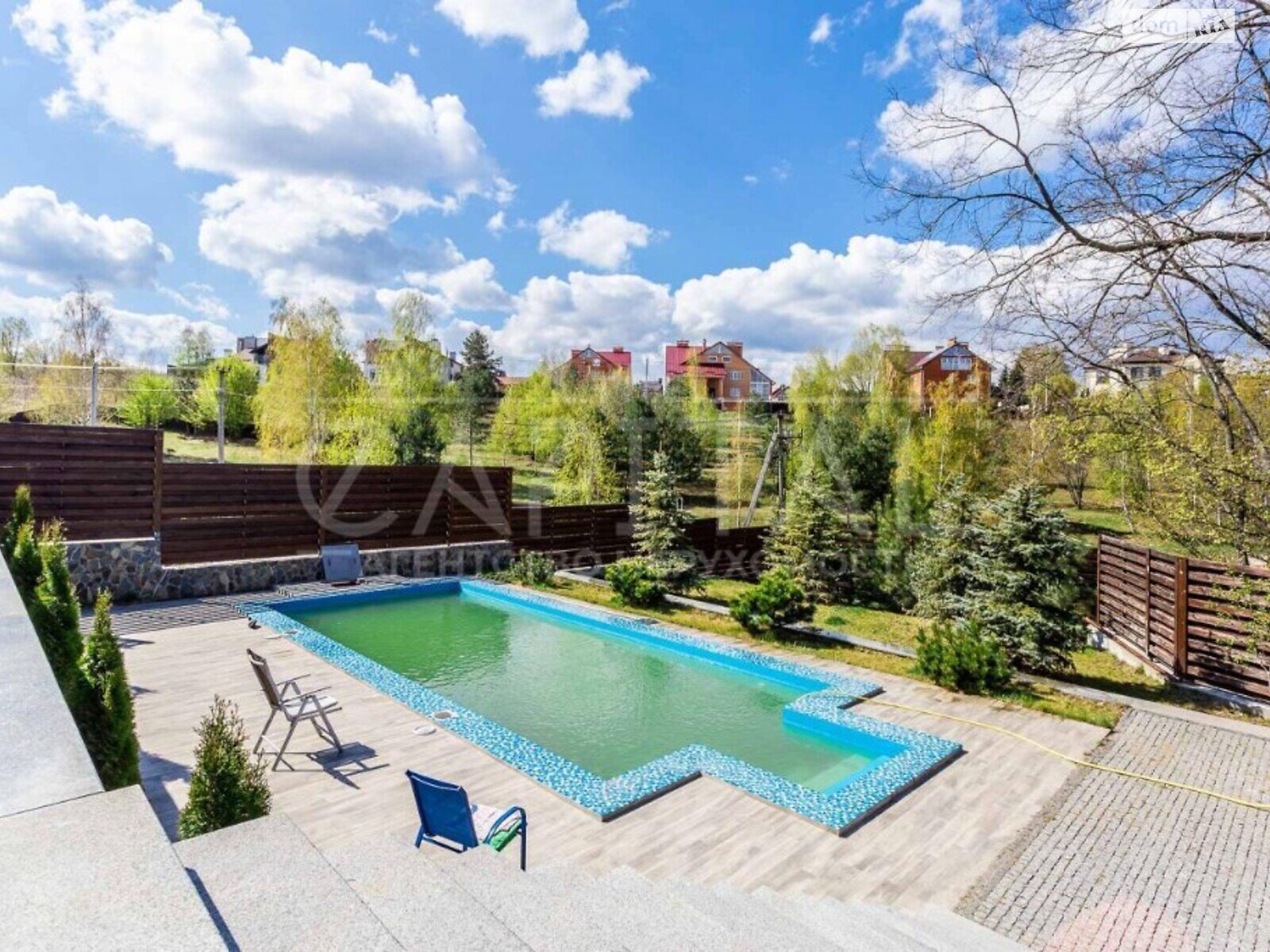 трехэтажный дом с балконом, 610 кв. м, кирпич. Продажа в Лесниках фото 1