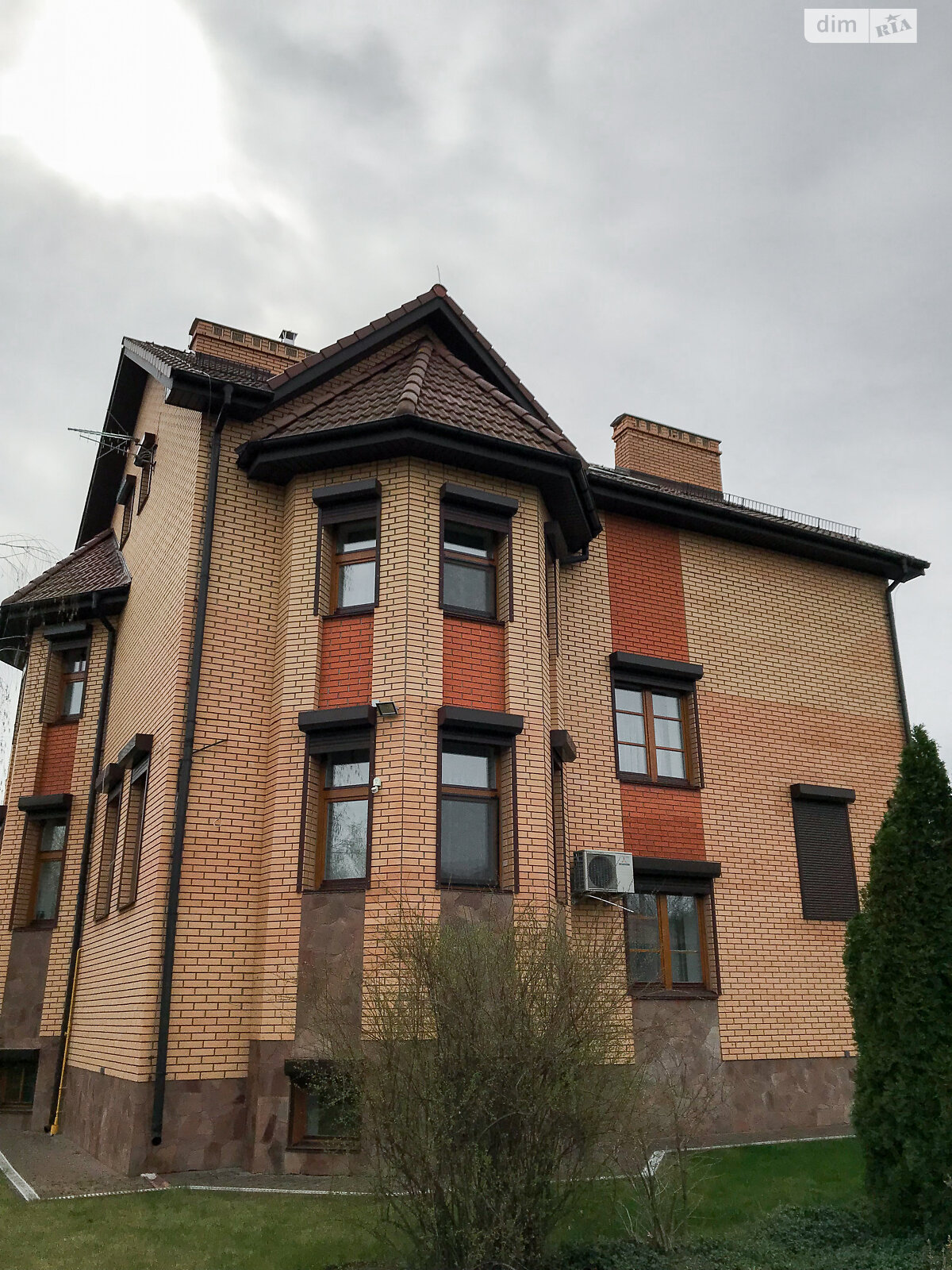 трехэтажный дом с отоплением, 429 кв. м, кирпич. Продажа в Малютянке фото 1 трехэтажный дом с отоплением, 429 кв. м, кирпич. Продажа в Малютянке фото 1