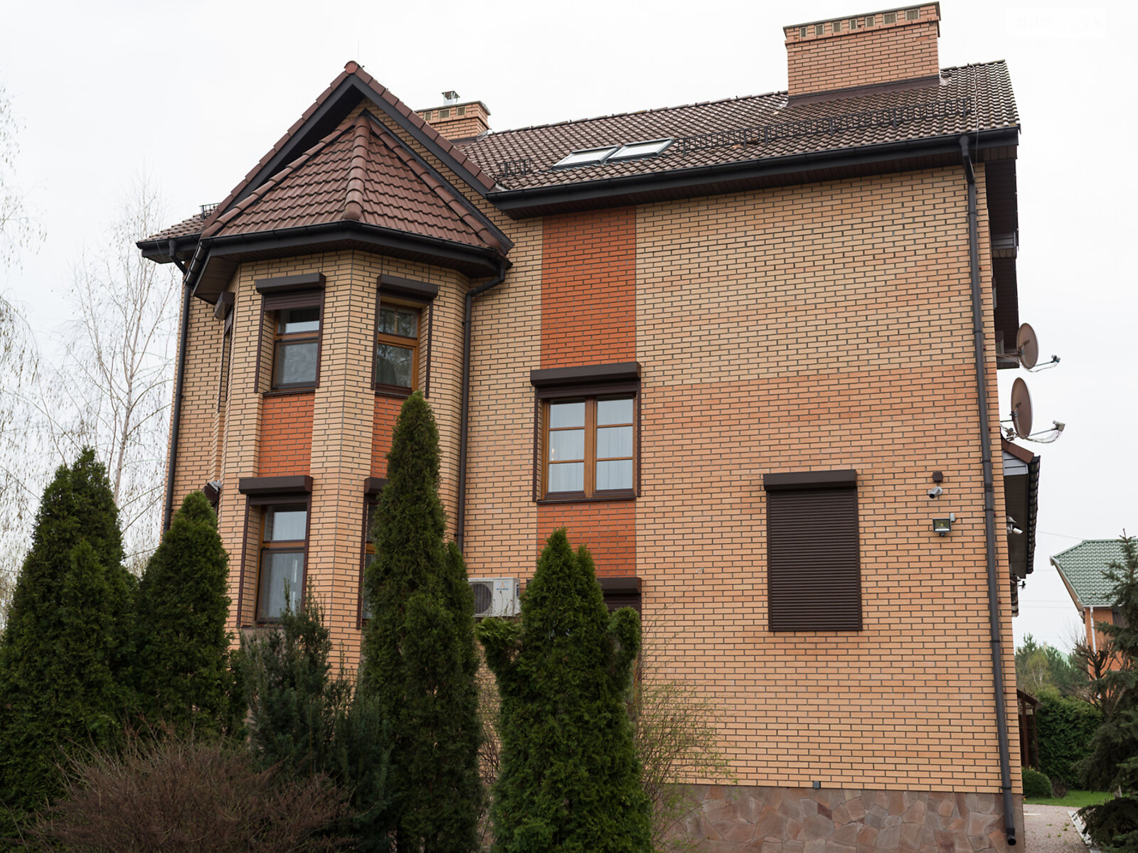 трехэтажный дом с отоплением, 429 кв. м, кирпич. Продажа в Малютянке фото 1 трехэтажный дом с отоплением, 429 кв. м, кирпич. Продажа в Малютянке фото 1
