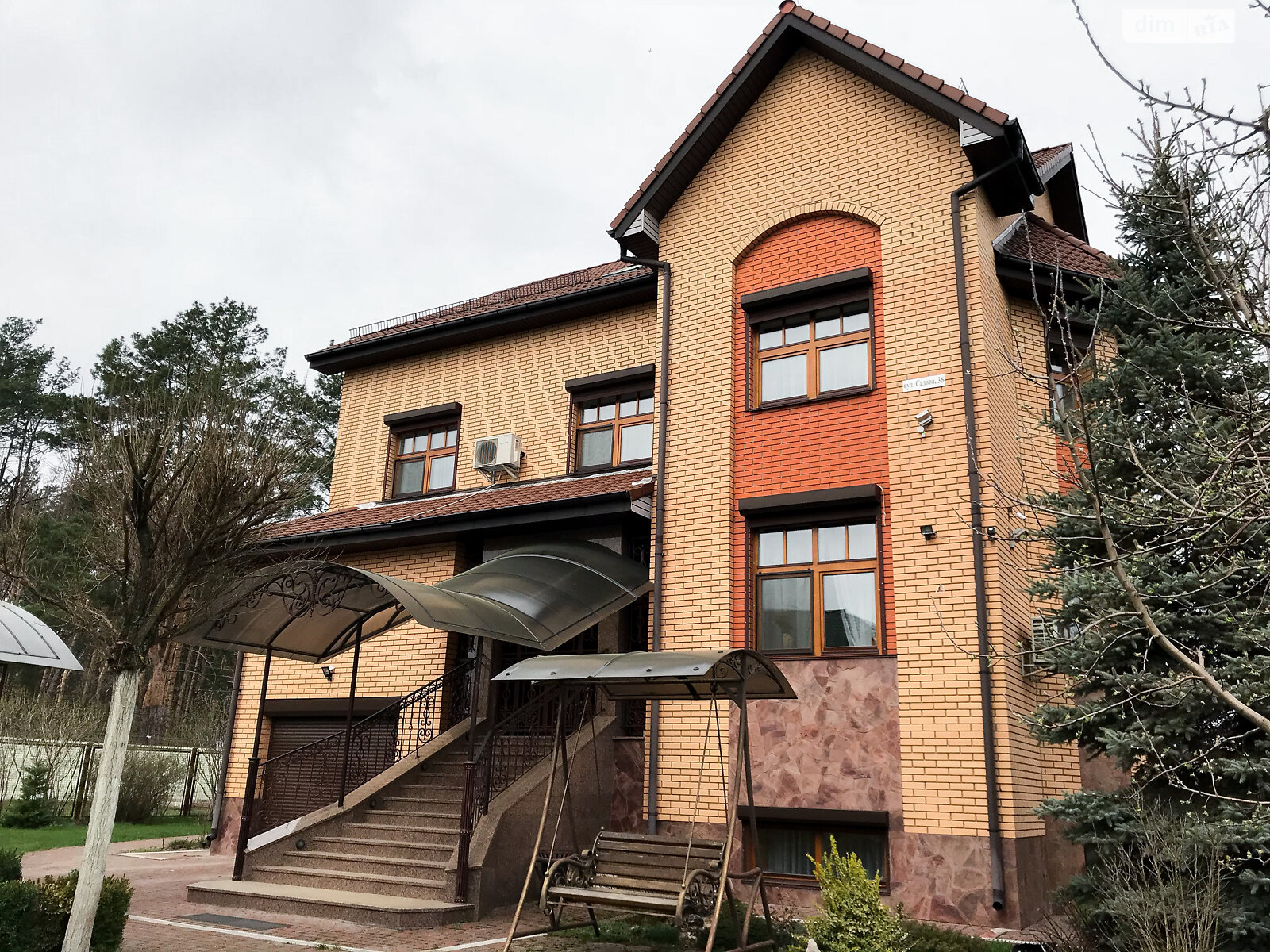 трехэтажный дом с отоплением, 429 кв. м, кирпич. Продажа в Малютянке фото 1 трехэтажный дом с отоплением, 429 кв. м, кирпич. Продажа в Малютянке фото 1