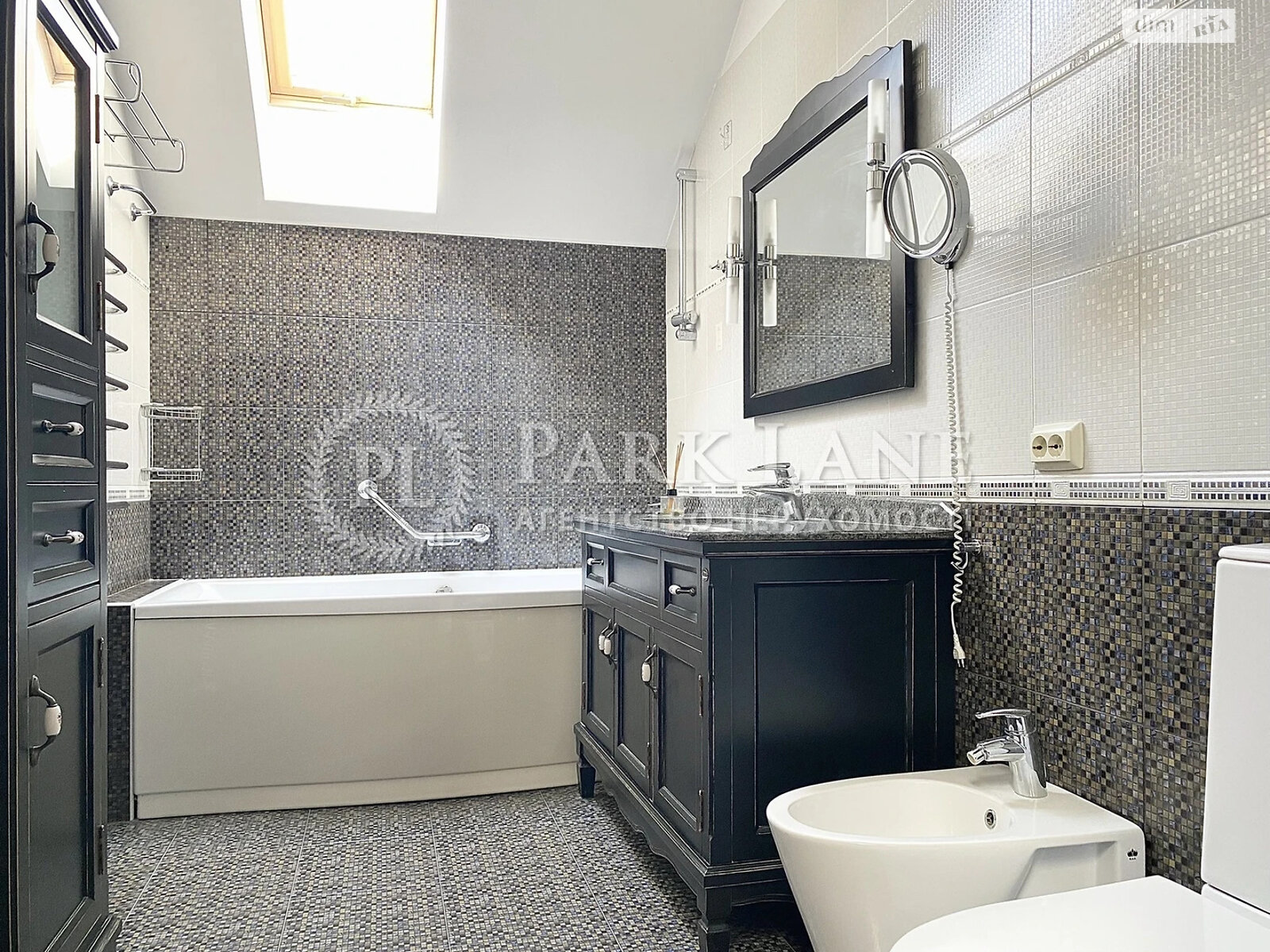 трехэтажный дом с верандой, 1057.9 кв. м, керамический кирпич. Продажа в Козине фото 1 трехэтажный дом с верандой, 1057.9 кв. м, керамический кирпич. Продажа в Козине фото 1