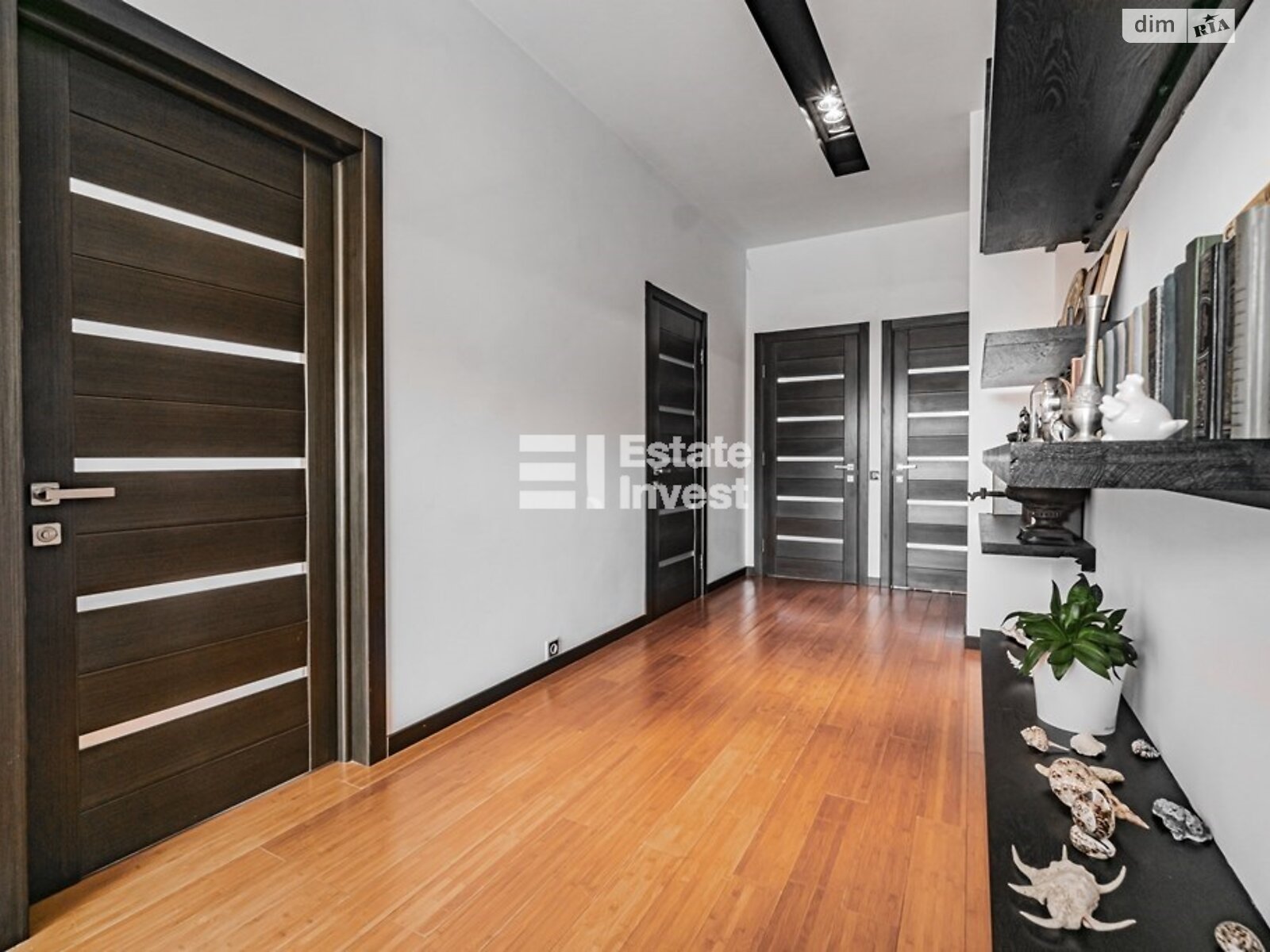 двоповерховий будинок з гаражем, 350 кв. м, цегла. Продаж у Коротичі фото 1 двоповерховий будинок з гаражем, 350 кв. м, цегла. Продаж у Коротичі фото 1