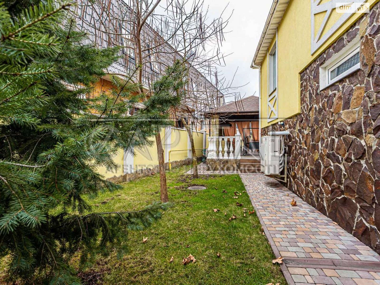 трехэтажный дом с балконом, 540 кв. м, кирпич. Продажа в Козине фото 1