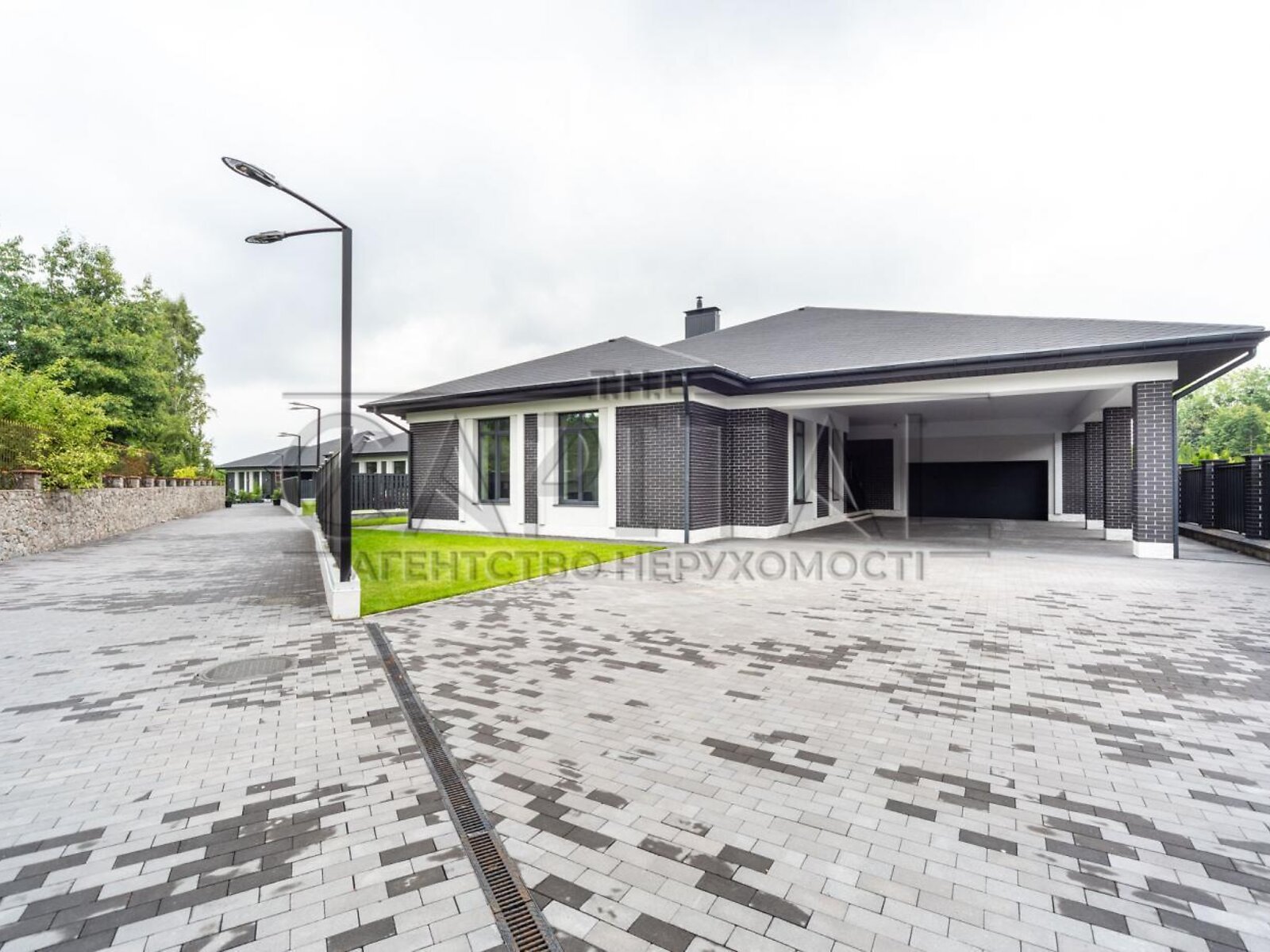 двухэтажный дом с гаражом, 400 кв. м, кирпич. Продажа в Козине фото 1 двухэтажный дом с гаражом, 400 кв. м, кирпич. Продажа в Козине фото 1