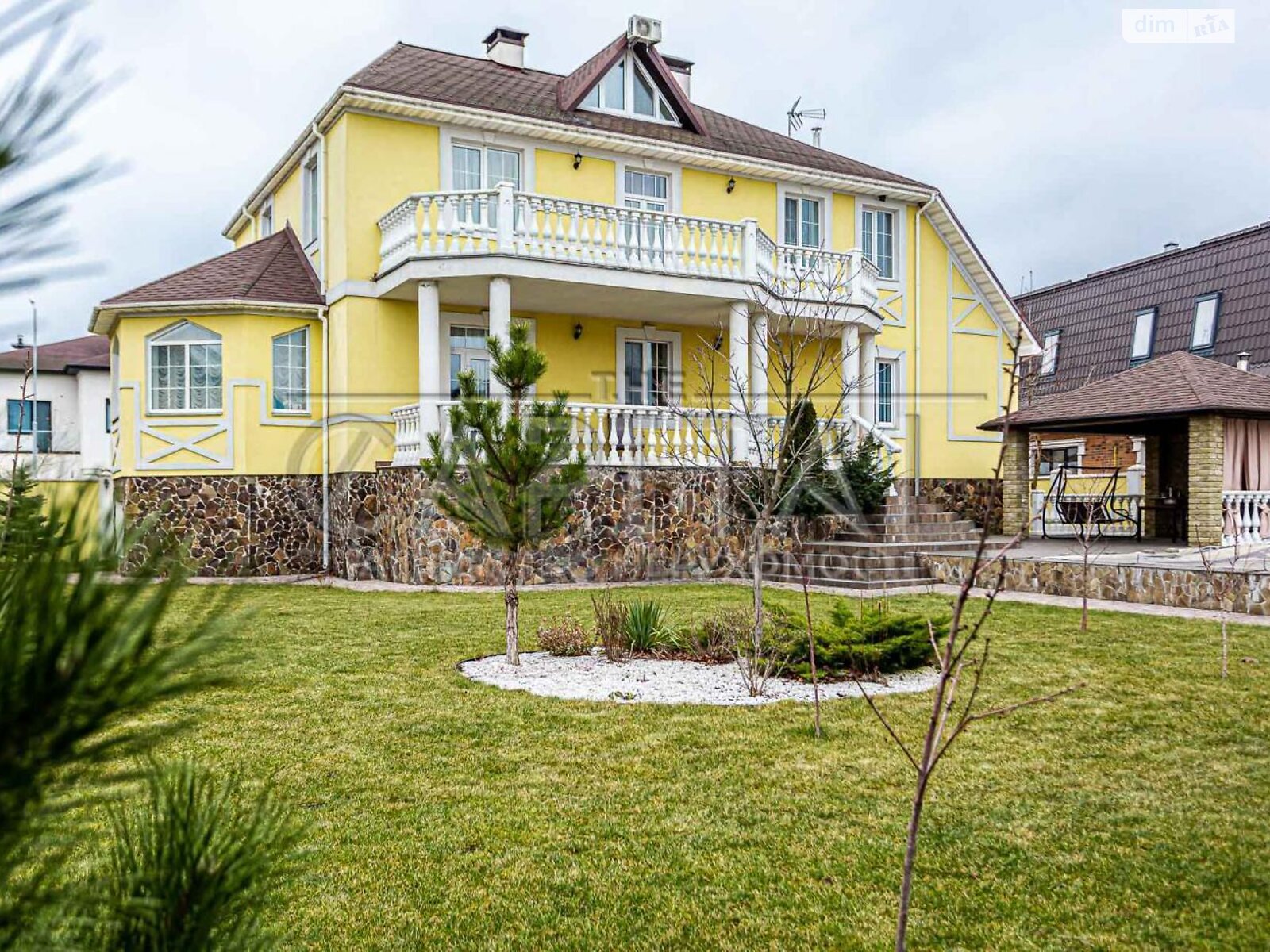 трехэтажный дом с балконом, 540 кв. м, кирпич. Продажа в Козине фото 1