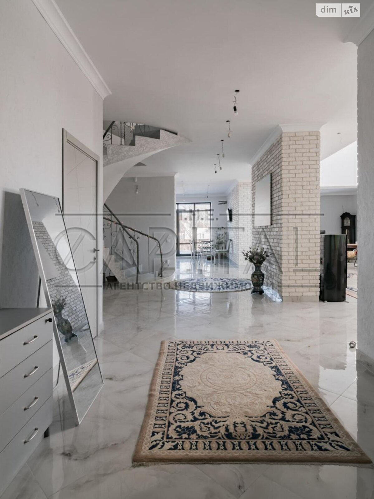 двухэтажный дом с гаражом, 690 кв. м, кирпич. Продажа в Козине фото 1 двухэтажный дом с гаражом, 690 кв. м, кирпич. Продажа в Козине фото 1