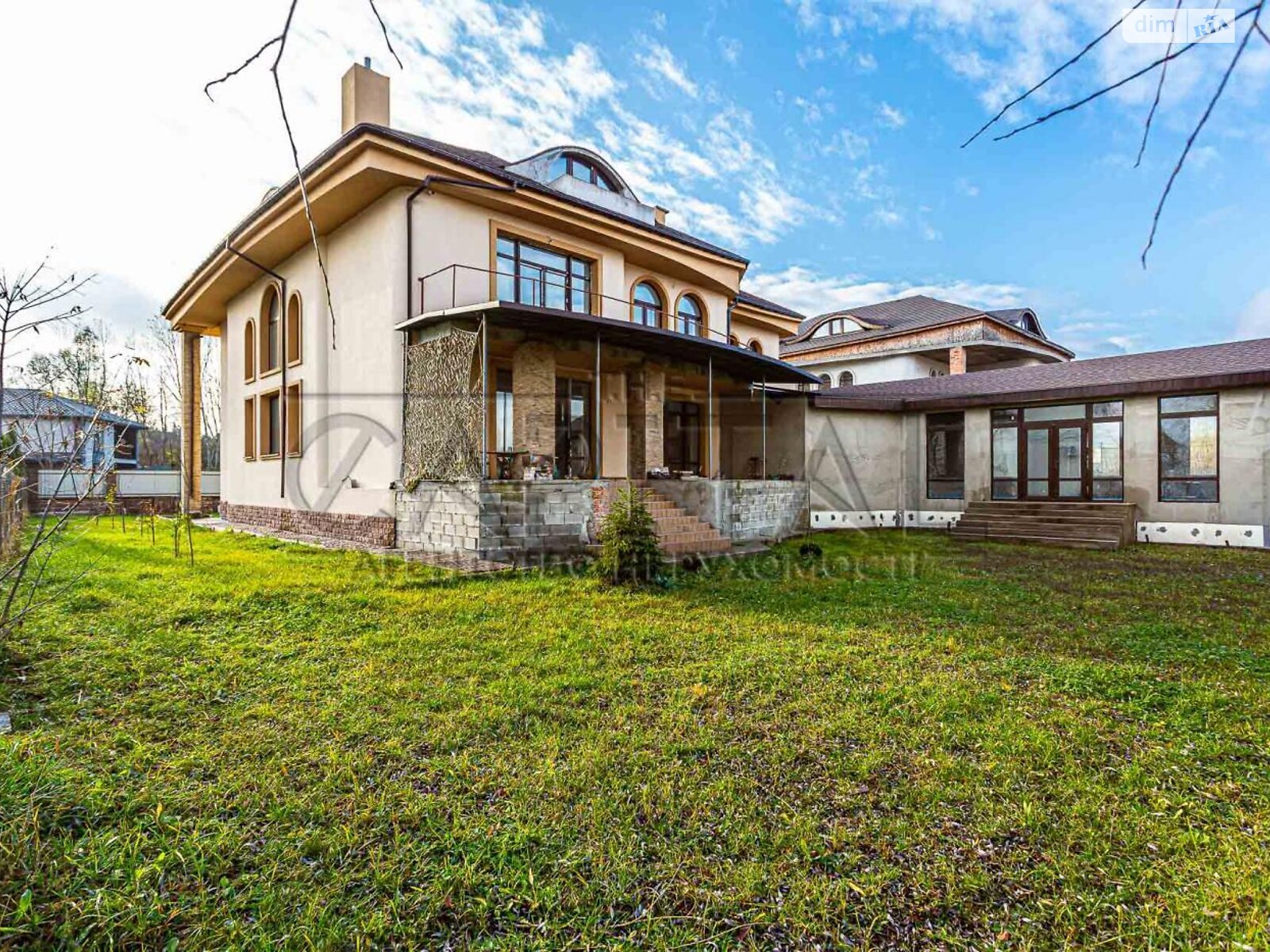 двухэтажный дом с гаражом, 690 кв. м, кирпич. Продажа в Козине фото 1 двухэтажный дом с гаражом, 690 кв. м, кирпич. Продажа в Козине фото 1