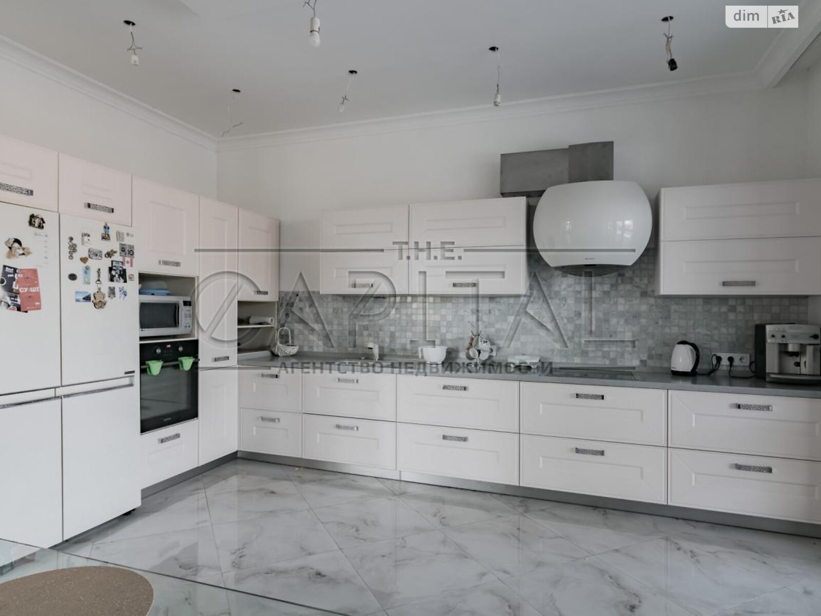двоповерховий будинок з гаражем, 690 кв. м, цегла. Продаж у Козині фото 1 двоповерховий будинок з гаражем, 690 кв. м, цегла. Продаж у Козині фото 1