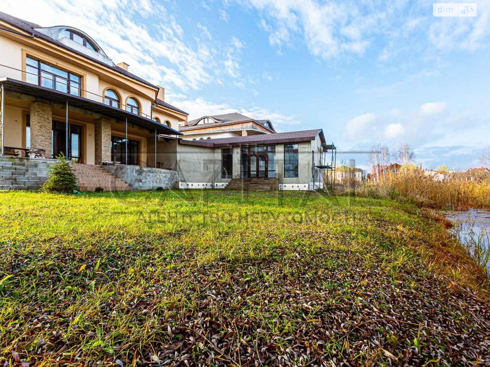 двухэтажный дом с гаражом, 690 кв. м, кирпич. Продажа в Козине фото 1 двухэтажный дом с гаражом, 690 кв. м, кирпич. Продажа в Козине фото 1
