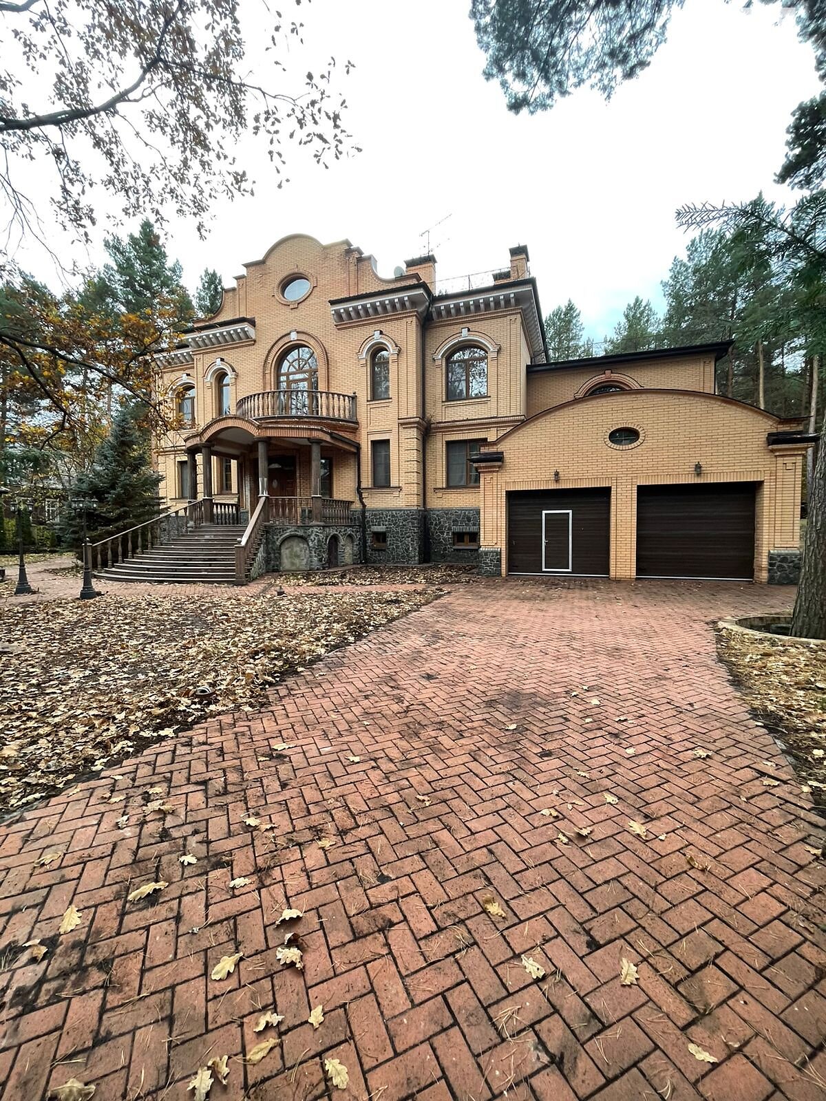 двоповерховий будинок з гаражем, 980 кв. м, цегла. Продаж у Козині фото 1 двоповерховий будинок з гаражем, 980 кв. м, цегла. Продаж у Козині фото 1