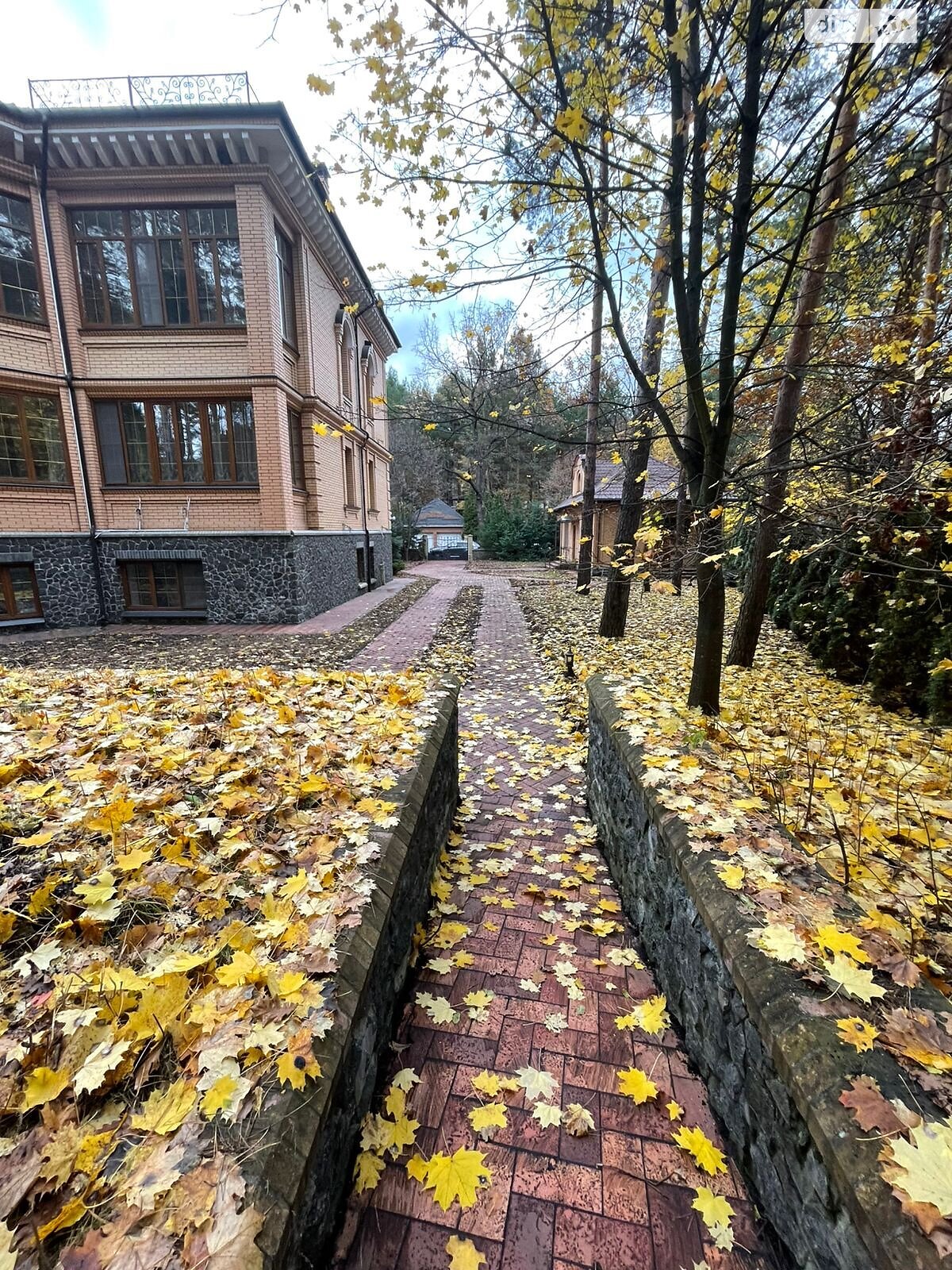 двоповерховий будинок з гаражем, 980 кв. м, цегла. Продаж у Козині фото 1 двоповерховий будинок з гаражем, 980 кв. м, цегла. Продаж у Козині фото 1