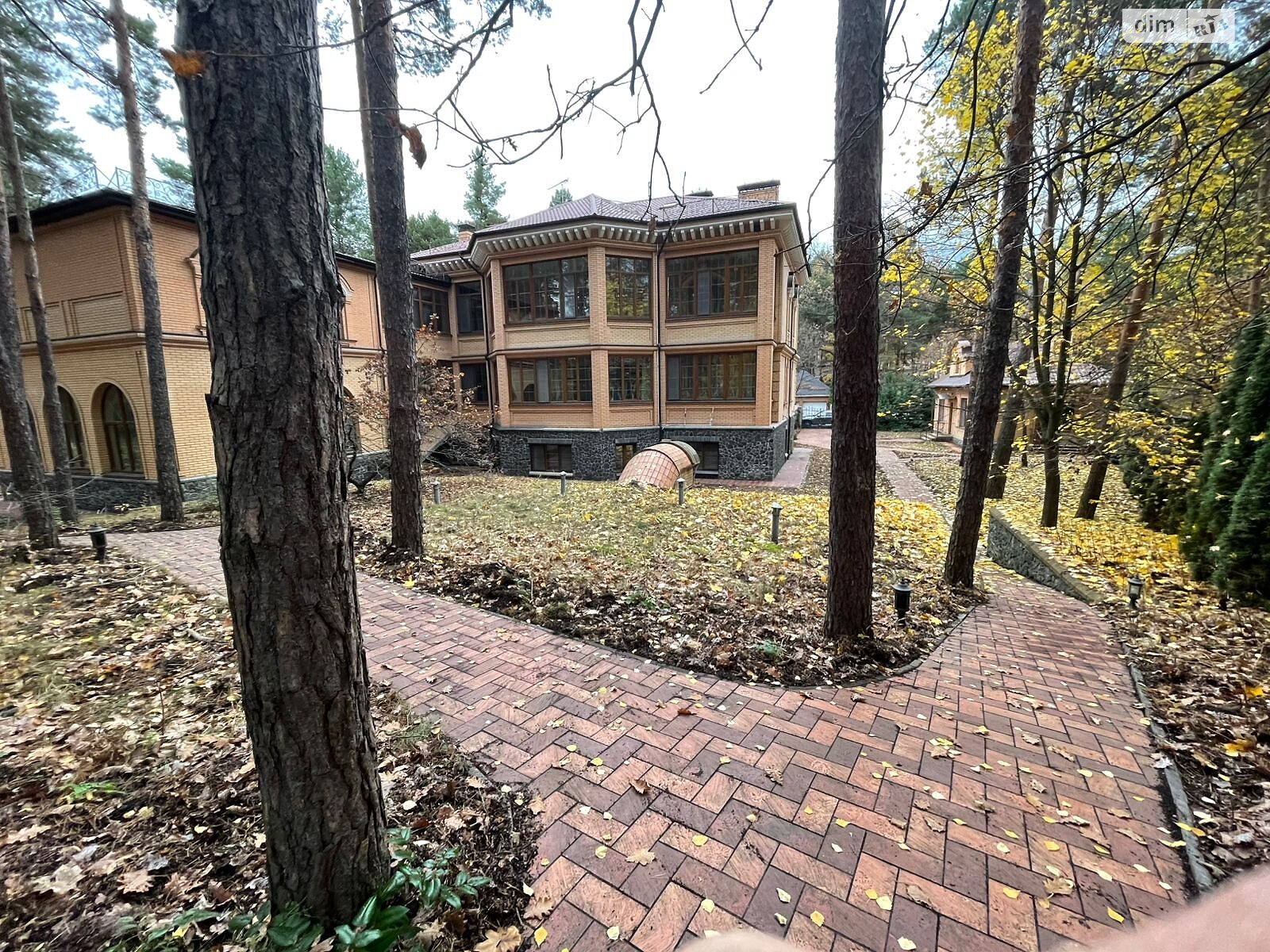 двоповерховий будинок з гаражем, 980 кв. м, цегла. Продаж у Козині фото 1 двоповерховий будинок з гаражем, 980 кв. м, цегла. Продаж у Козині фото 1