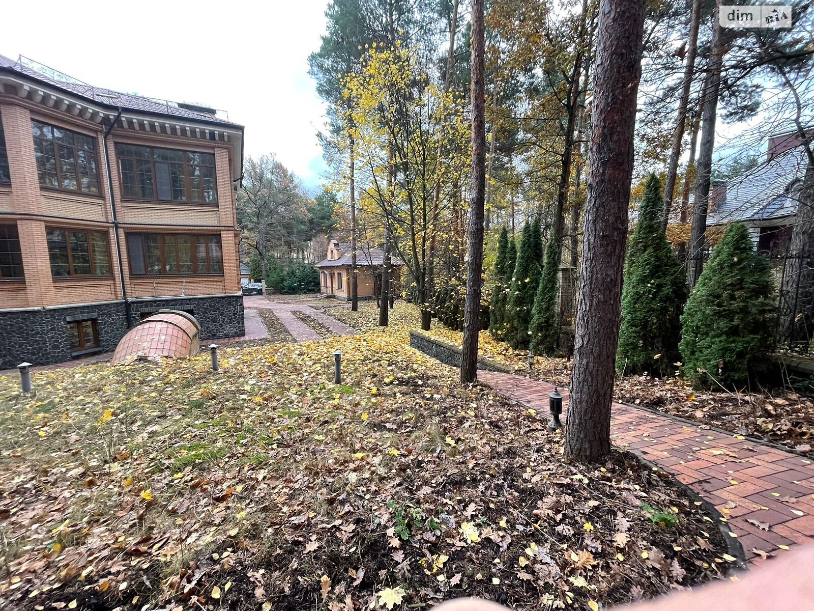 двоповерховий будинок з гаражем, 980 кв. м, цегла. Продаж у Козині фото 1 двоповерховий будинок з гаражем, 980 кв. м, цегла. Продаж у Козині фото 1