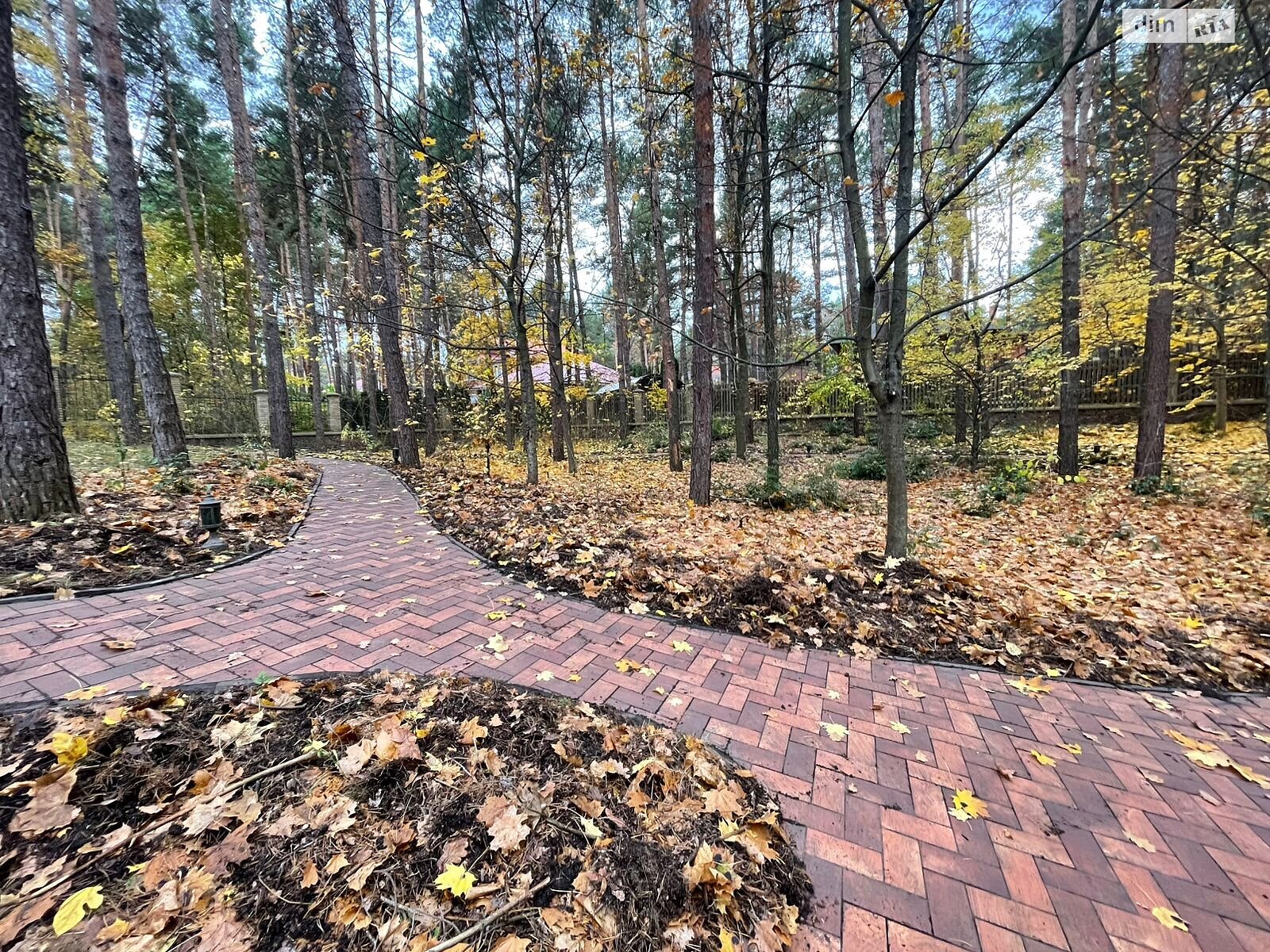 двоповерховий будинок з гаражем, 980 кв. м, цегла. Продаж у Козині фото 1 двоповерховий будинок з гаражем, 980 кв. м, цегла. Продаж у Козині фото 1