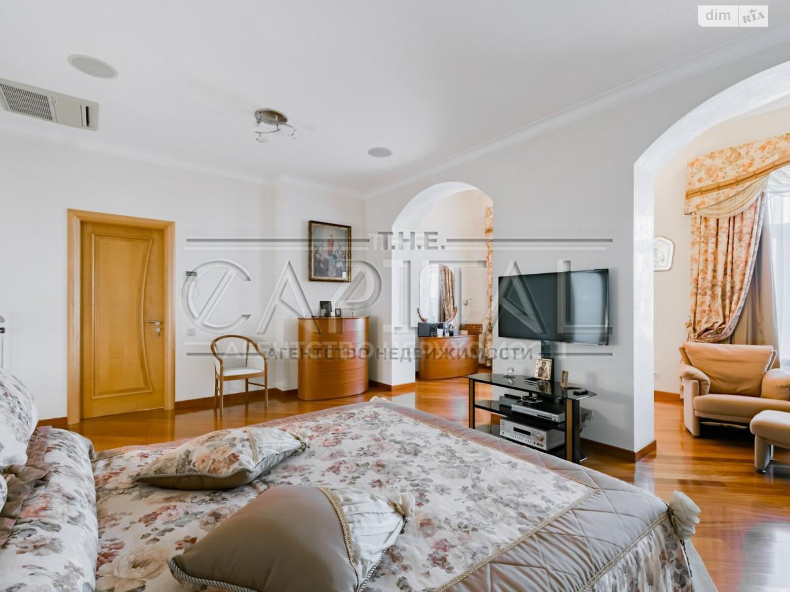триповерховий будинок з гаражем, 815 кв. м, цегла. Продаж у Козині фото 1 триповерховий будинок з гаражем, 815 кв. м, цегла. Продаж у Козині фото 1