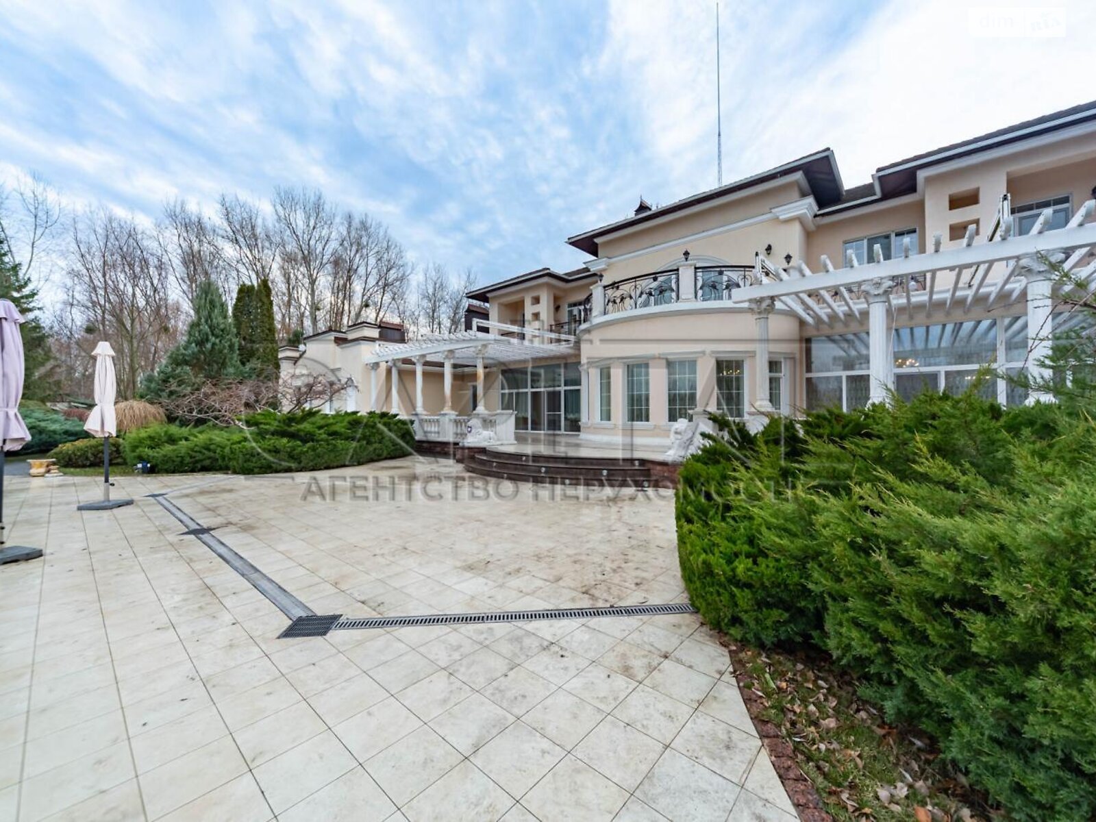 трехэтажный дом беседка, 882 кв. м, кирпич. Продажа в Козине фото 1 трехэтажный дом беседка, 882 кв. м, кирпич. Продажа в Козине фото 1
