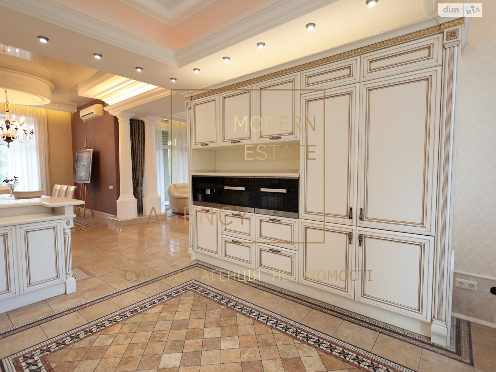 трехэтажный дом с верандой, 950 кв. м, кирпич. Продажа в Козине фото 1 трехэтажный дом с верандой, 950 кв. м, кирпич. Продажа в Козине фото 1