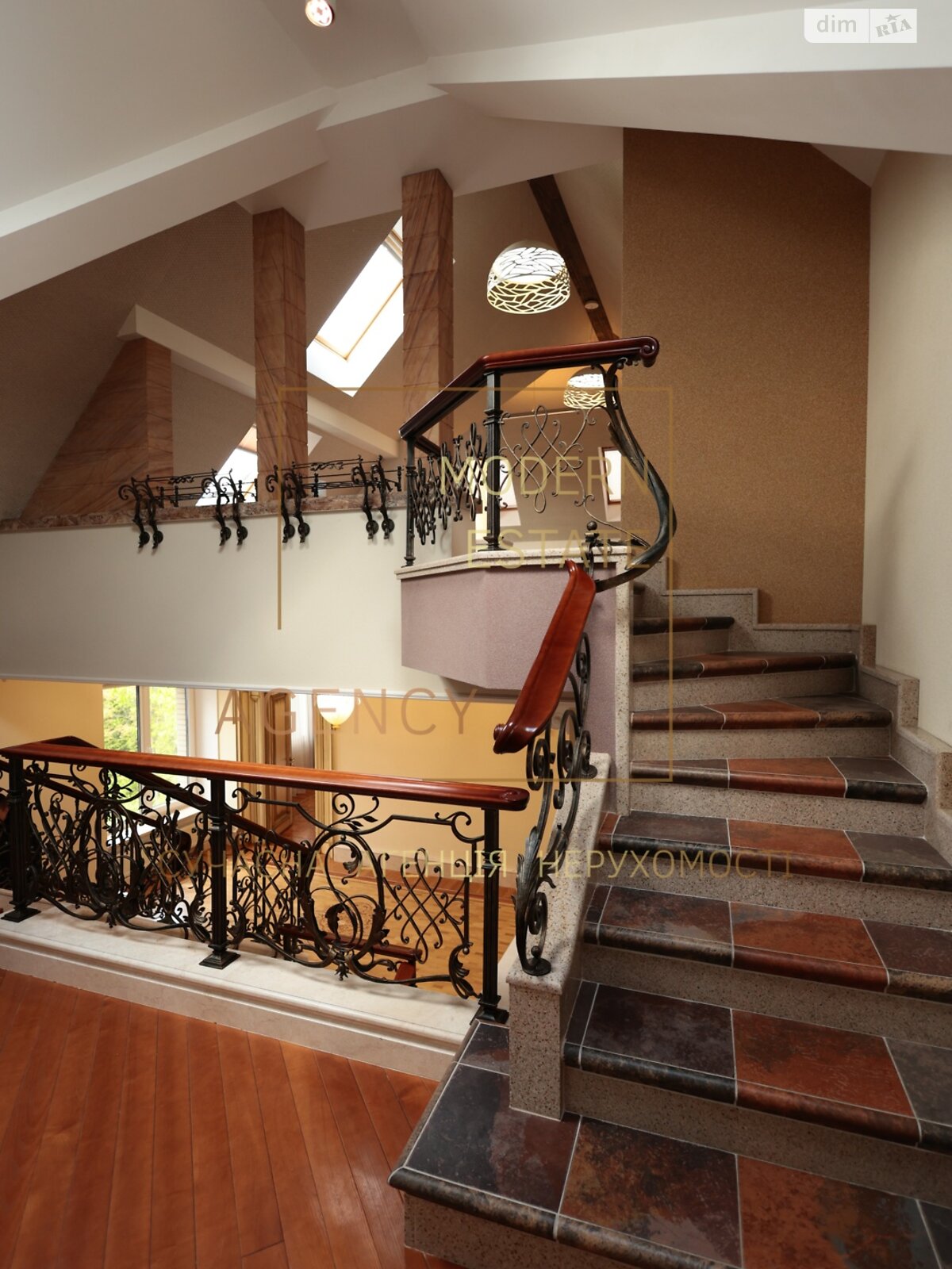 трехэтажный дом с верандой, 950 кв. м, кирпич. Продажа в Козине фото 1 трехэтажный дом с верандой, 950 кв. м, кирпич. Продажа в Козине фото 1
