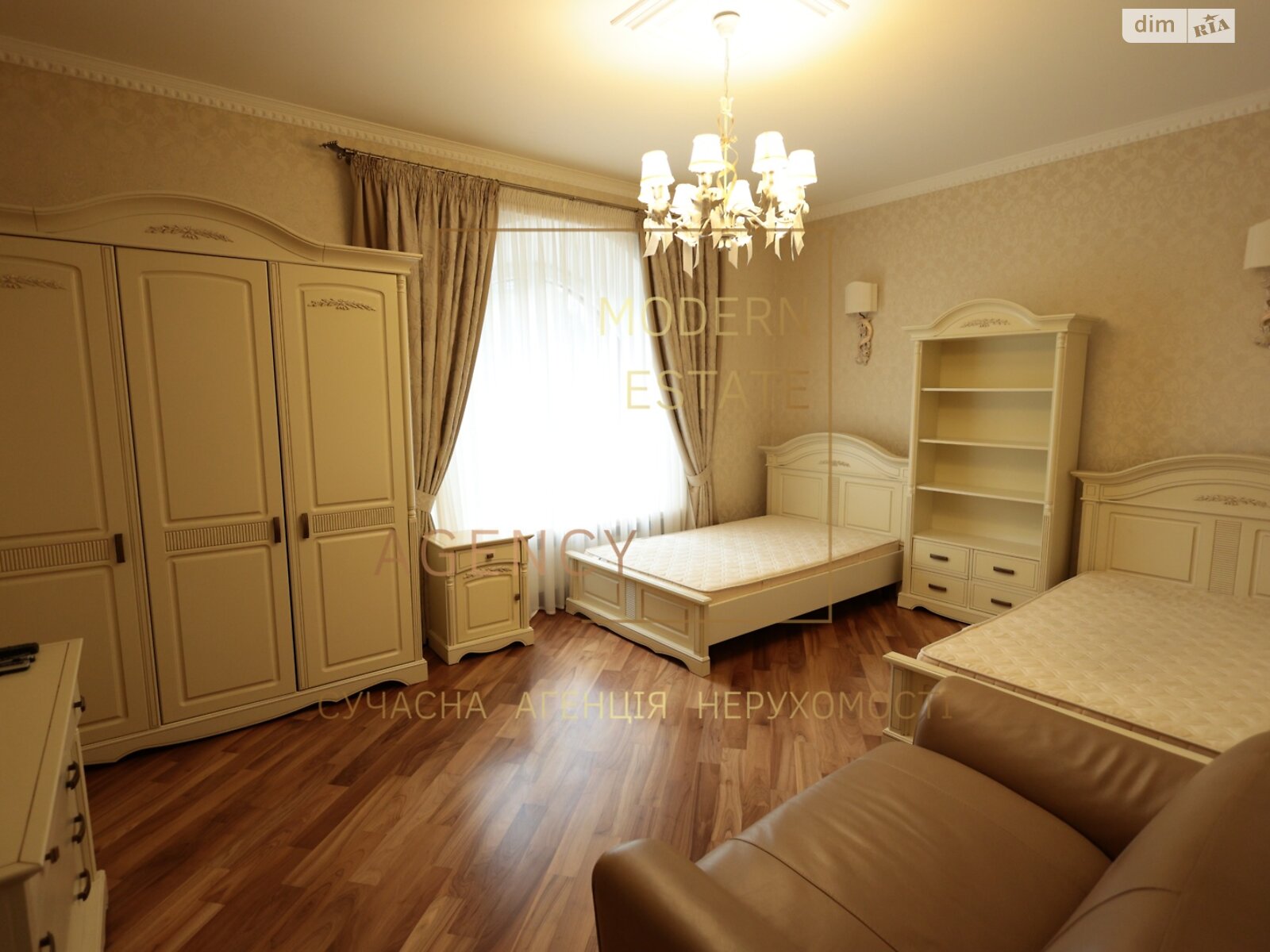 трехэтажный дом с верандой, 950 кв. м, кирпич. Продажа в Козине фото 1 трехэтажный дом с верандой, 950 кв. м, кирпич. Продажа в Козине фото 1